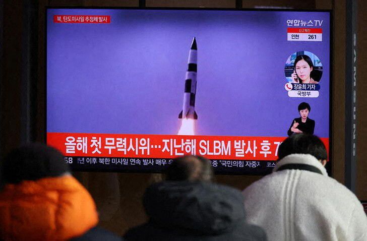 Varias personas viendo en una televisión un reporte sobre el lanzamiento de misiles de Corea del Norte en Seúl, Corea del Sur