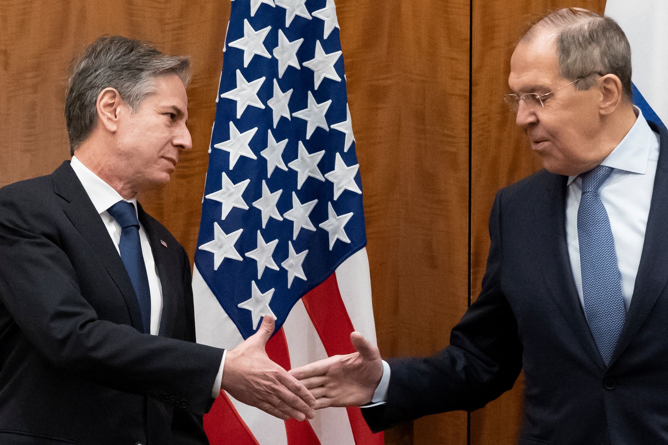 Saludo entre Blinken y Lavrov en Ginebra (Reutes)