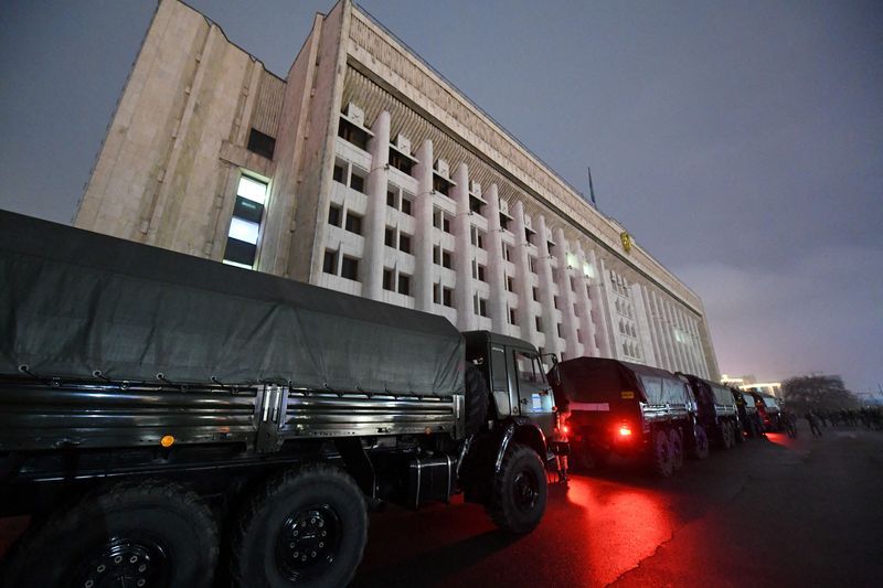 Camiones militares cerca de la oficina del alcalde durante las protestas provocadas por el aumento del precio del combustible en Almaty, Kazajistán, 5 de enero de 2022. REUTERS/Stringer