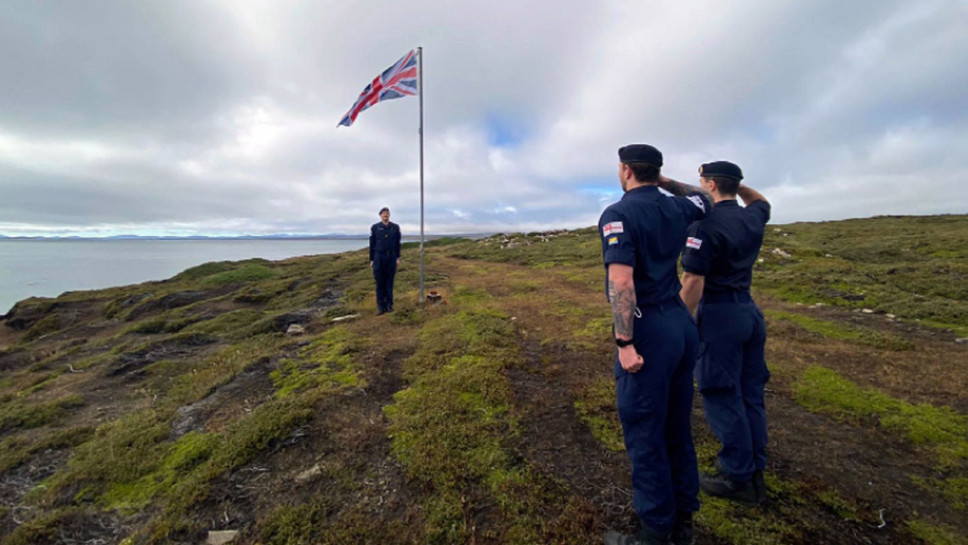 Marínos británicos izan la bandera de la Unión en Puerto de la Cruzada (Port Egmont)