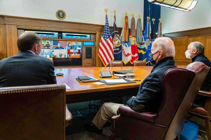 El presidente de Estados Unidos, Joe Biden, mantiene una reunión con su equipo de seguridad nacional sobre la crisis entre Rusia y Ucrania, en Camp David, en Maryland, Estados Unidos, 22 de enero de 2022. REUTERS/La Casa Blanca