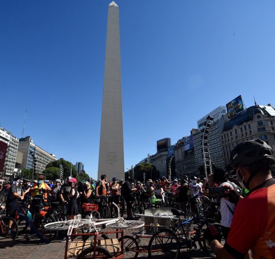 Multitudinaria pedaleada para homenajear a la ciclista asesinada en los Bosques de Palermo
