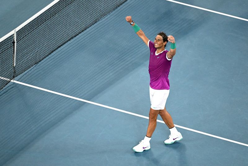 El tenista español Rafael Nadal celebra su victoria sobre el italiano Matteo Berrettini en el partido de semifinales del Abierto de Australia disputado en el complejo deportivo Melbourne Park de Melbourne, Australia, el 28 de enero de 2022. REUTERS/Morgan Sette