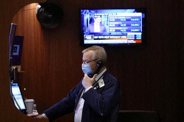 Un operador trabaja en la Bolsa de Nueva York, EEUU. 28 diciembre 2021. REUTERS/Andrew Kelly