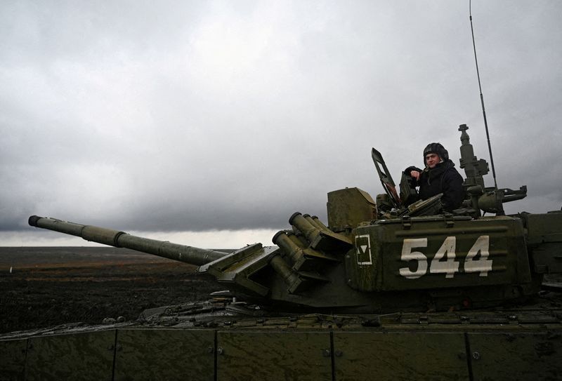 FOTO DE ARCHIVO: Un miembro del servicio ruso en un tanque de batalla principal T-72B3 durante los ejercicios militares en Kadamovsky en la región de Rostov, Rusia 20 de diciembre de 2021. REUTERS/Sergey Pivovarov