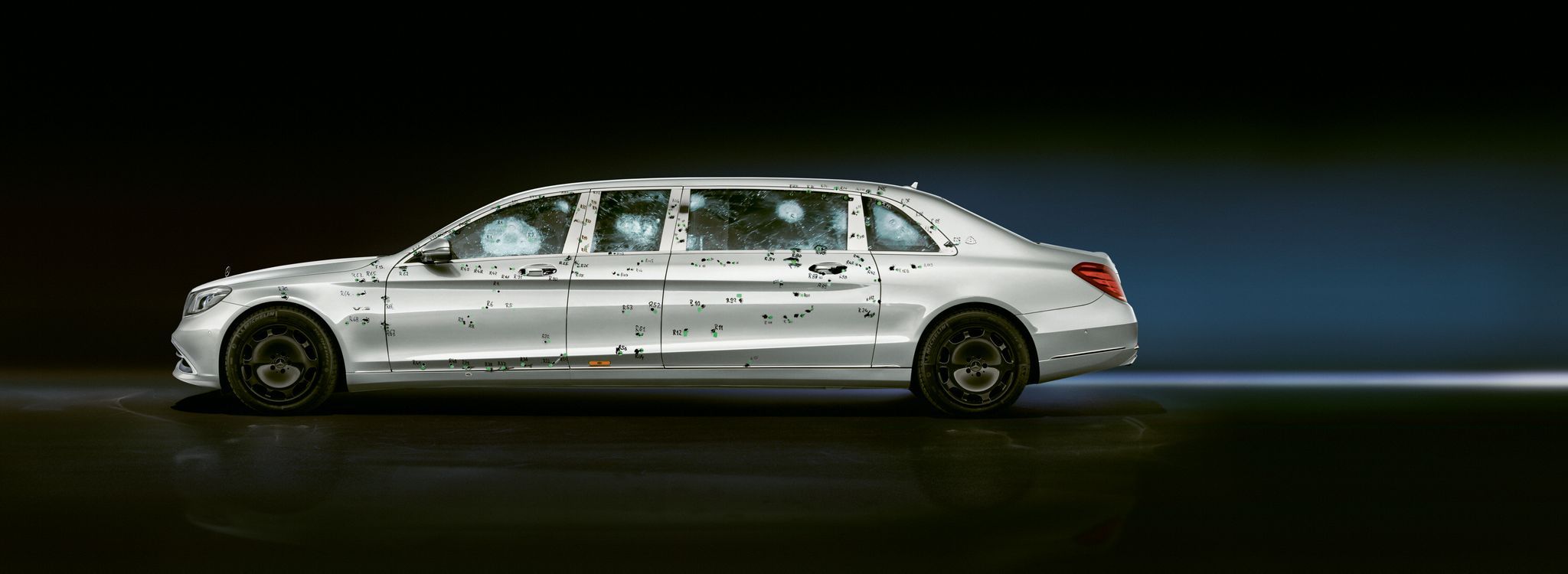 HANDOUT - Las balas marcan pero no perforan la carrocería y los vidrios del Mercedes-Maybach S 650 Pullman Guard. Foto: Daimler AG/dpa - ATENCIÓN: Sólo para uso editorial con el texto adjunto y mencionando el crédito completo