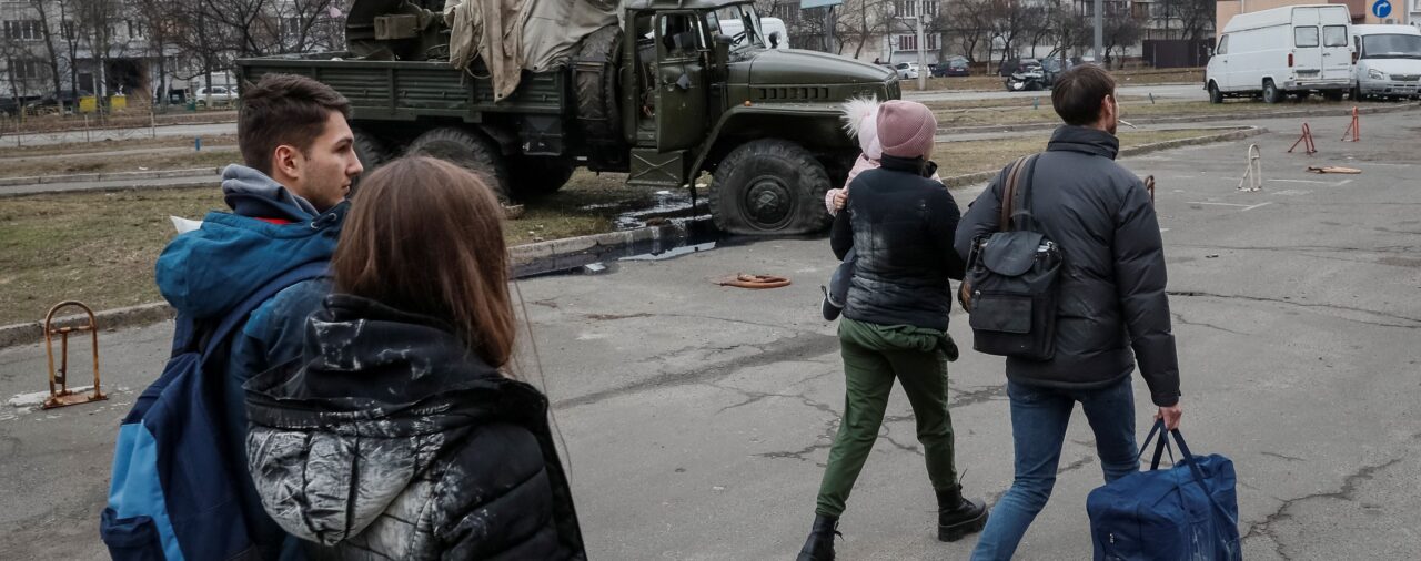 Invasión de Rusia a Ucrania en VIVO: las fuerzas rusas se acercan a Kiev desde el noreste y el este