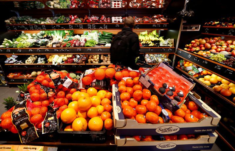 FOTO DE ARCHIVO: Estantes y cajas de fruta en un supermercado de Berlín, Alemania, el 17 de marzo de 2020. REUTERS/Fabrizio Bensch