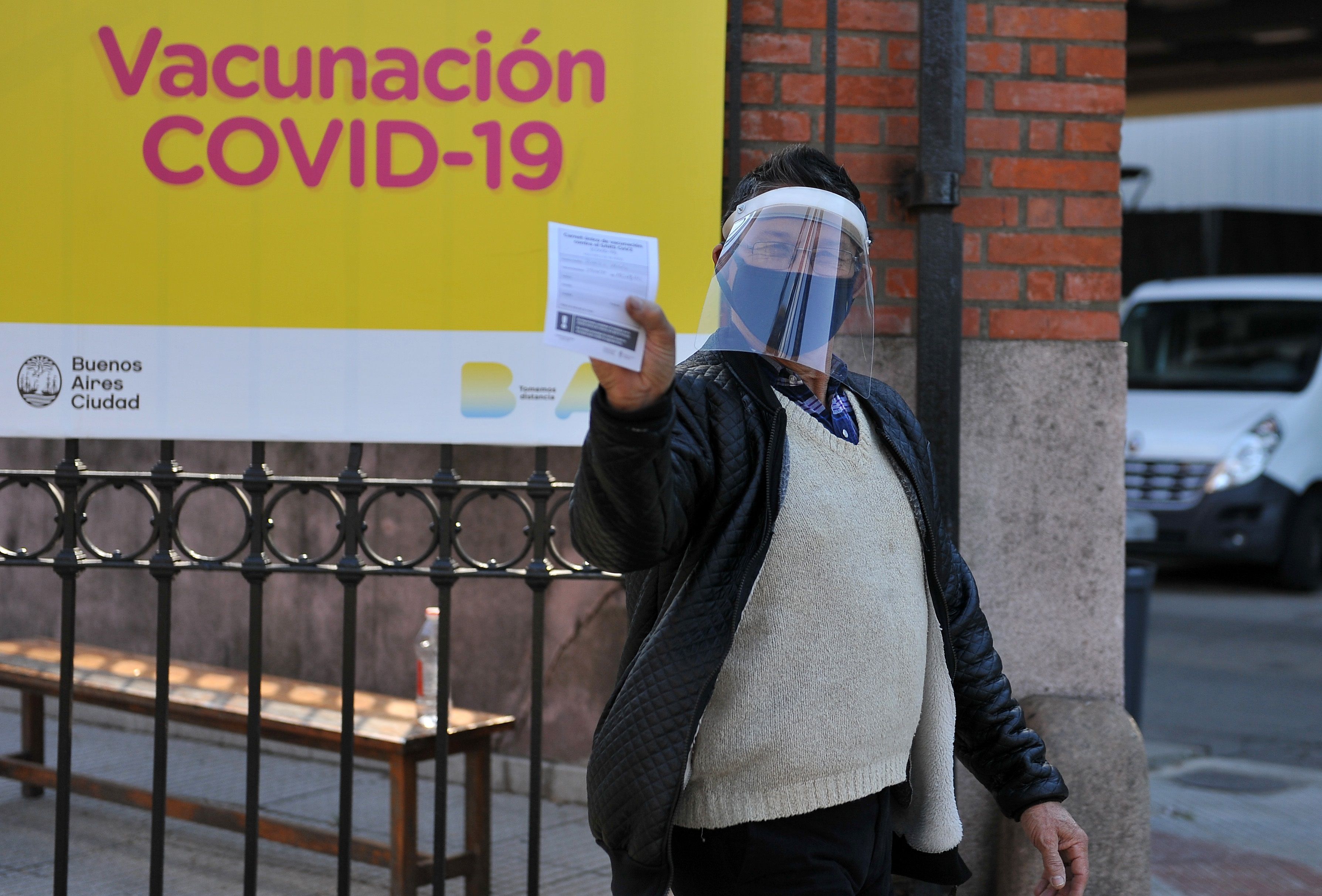 Una persona muestra su carnet de vacunación luego de salir de un centro de inmunización, en el barrio La Boca en Buenos Aires (Argentina), en una fotografía de archivo. (EFE/ Enrique García Medina) 