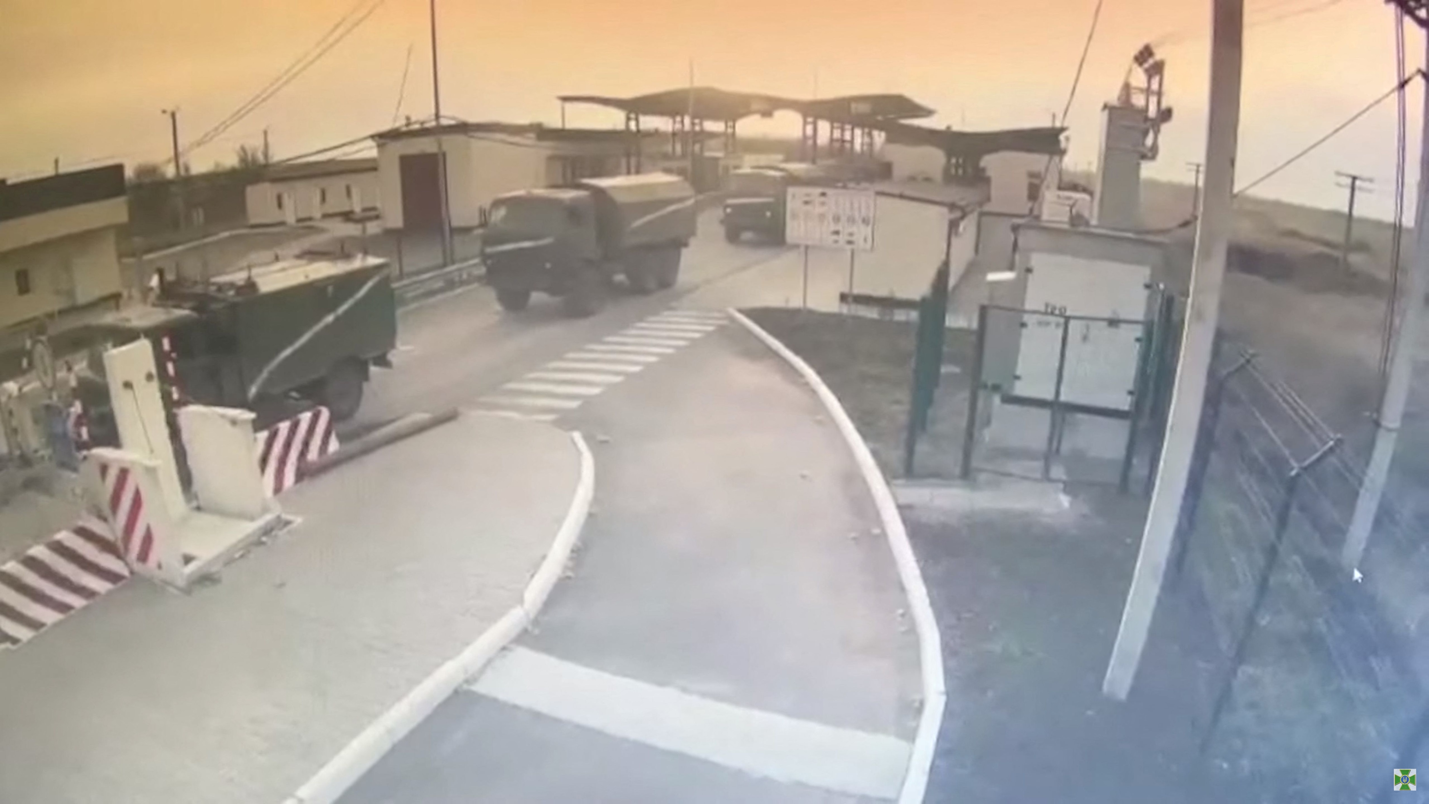Captura de pantalla de video muestra vehículos militares cruzando hacia el óblast de Kherson de Ucrania desde Crimea a través del punto de control fronterizo de Kalanchak REUTERS)