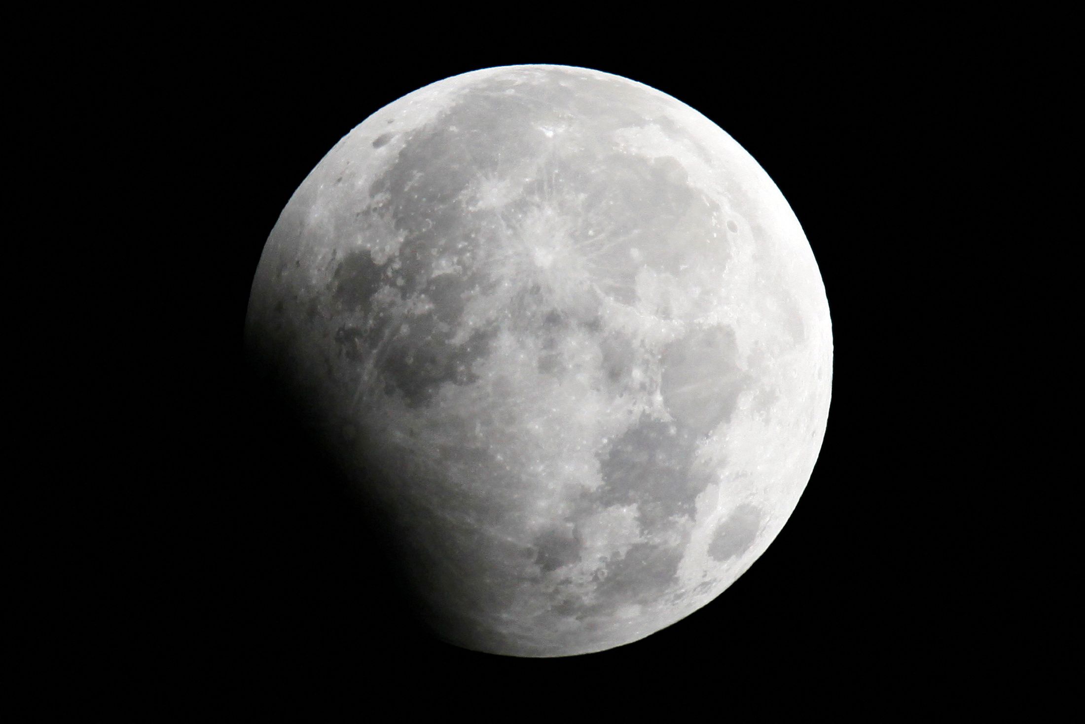 La Luna ha sido un testigo firme de la historia del Sistema Solar, su superficie llena de cráteres registró innumerables colisiones en los últimos 4 mil millones de años
REUTERS/Aly Song/File Photo