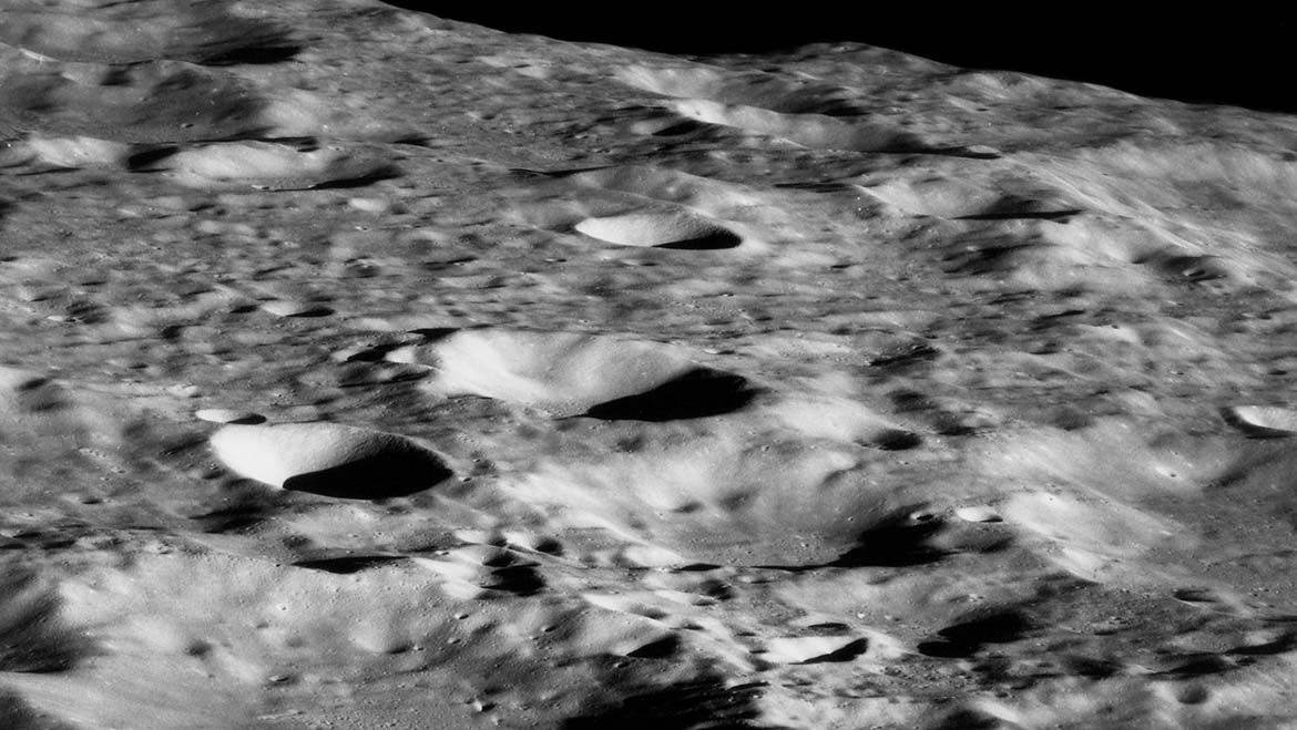 Una vista de la superficie de la órbita lunar al oeste del cráter Dédalo cráter NASA 162