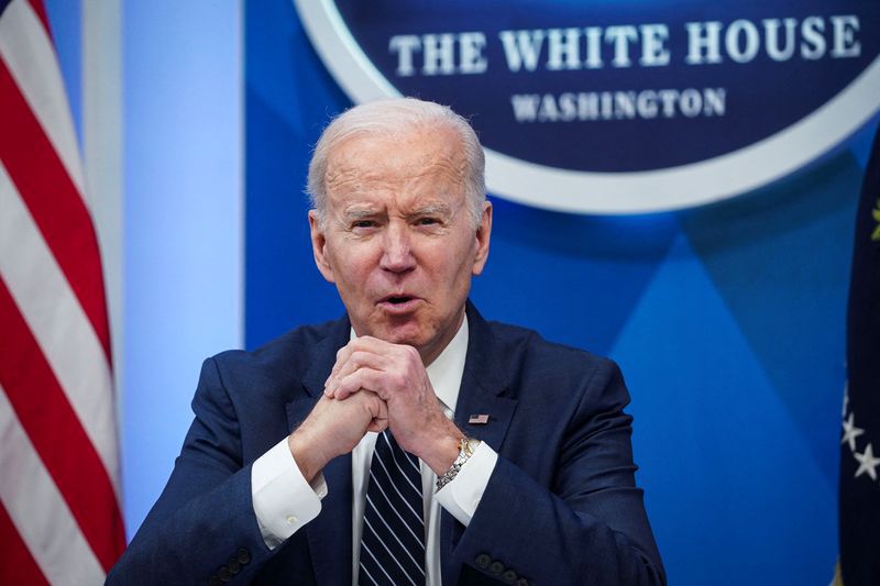 FOTO DE ARCHIVO: El presidente de Estados Unidos, Joe Biden, habla en el South Court Auditorium del complejo de la Casa Blanca, en Washington, Estados Unidos, el 18 de marzo de 2022. REUTERS/Al Drago
