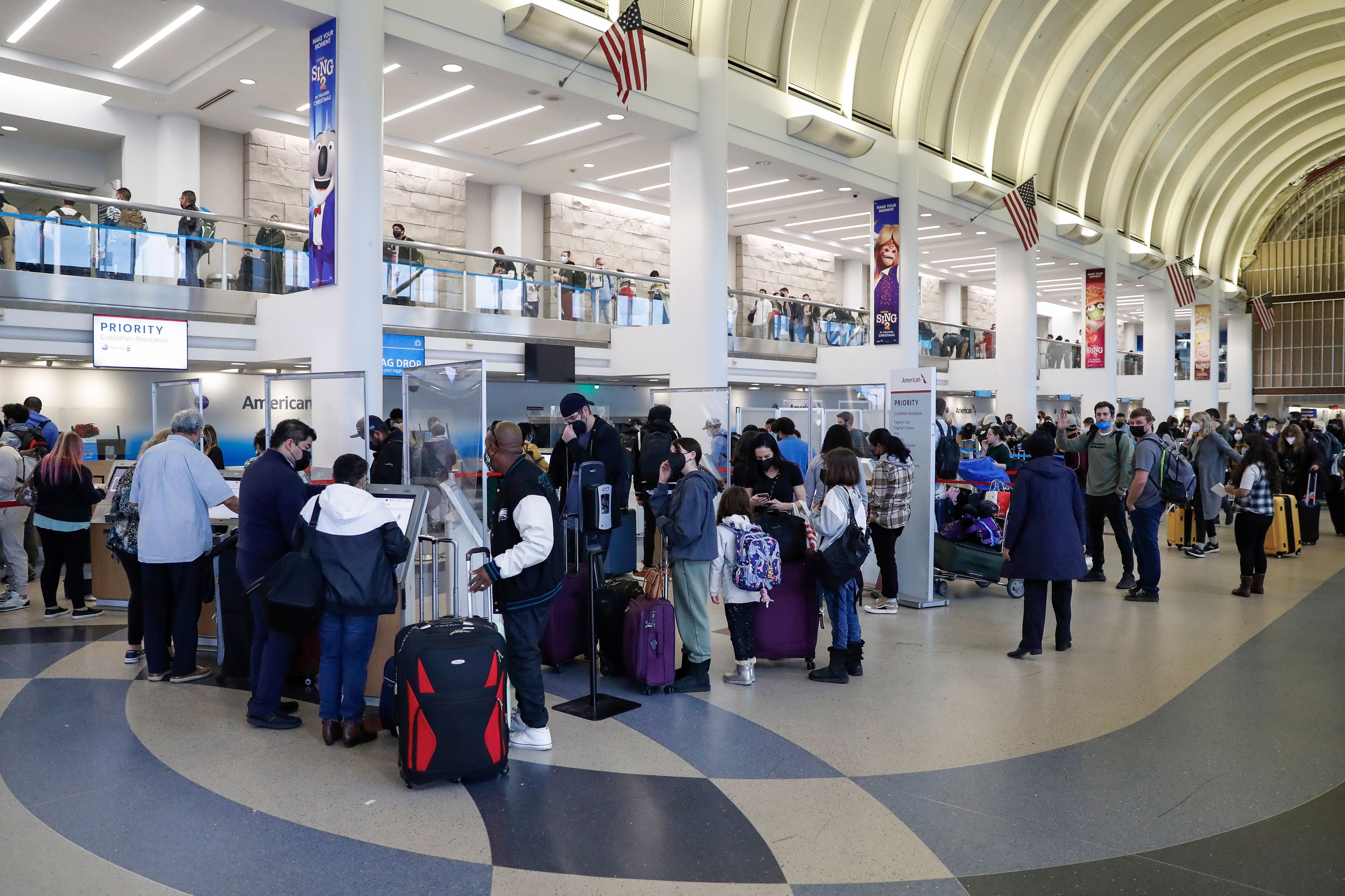 Viajeros se reúnen en el área de embarque en el Aeropuerto Internacional de Los Ángeles. EFE/EPA/CAROLINE BREHMAN 