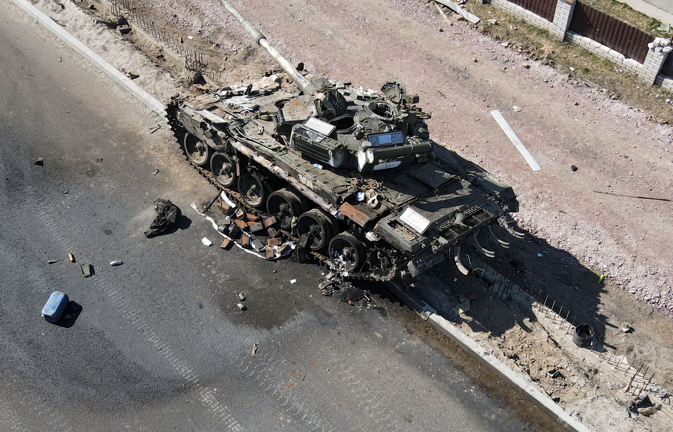 Un tanque ruso destruido en la región de Kiev (Reuters)