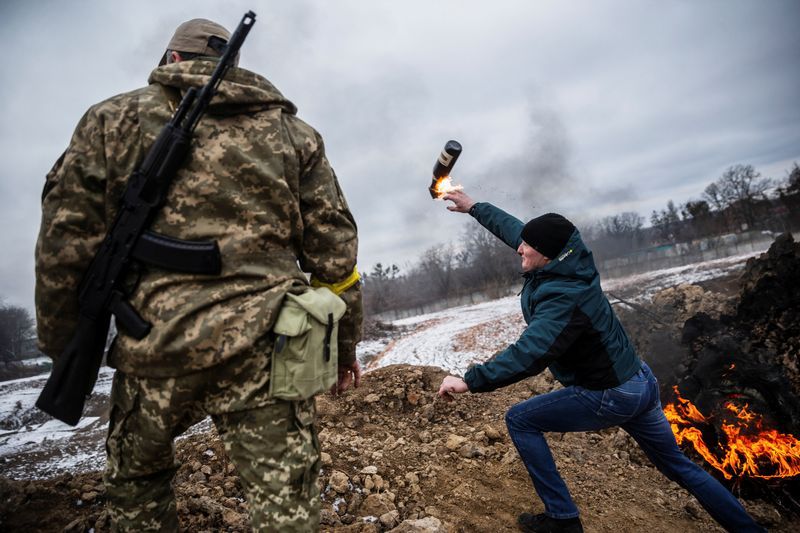 Un civil se entrena para lanzar cócteles molotov para defender la ciudad, mientras continúa la invasión rusa de Ucrania, en Zhytomyr, Ucrania 1 de marzo de 2022. REUTERS/Viacheslav Ratynskyi