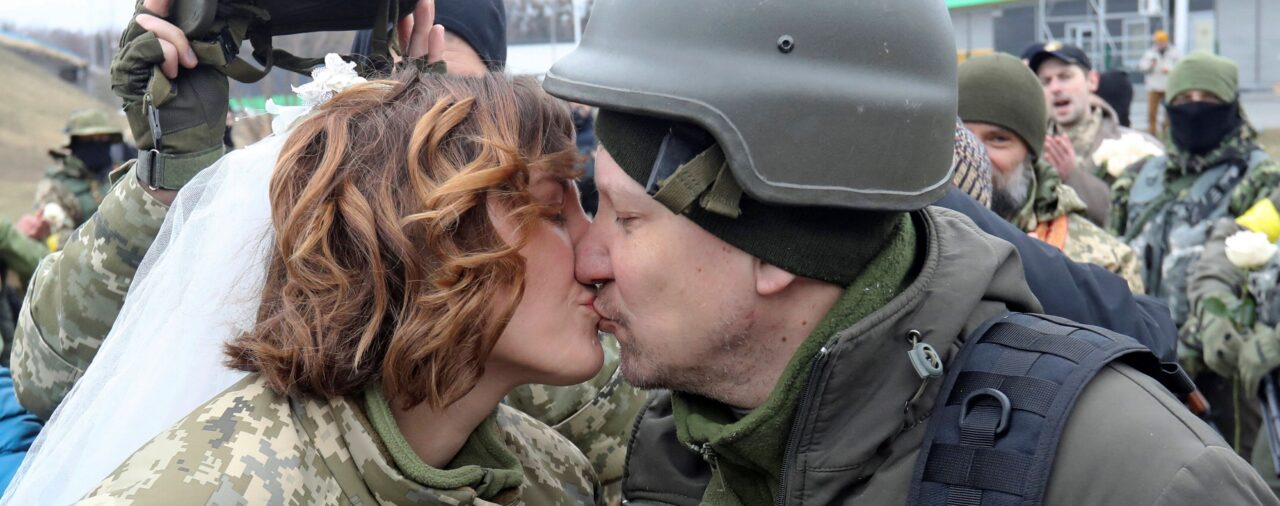 Las mejores fotos de la boda entre dos miembros de la resistencia ucraniana en medio de la ofensiva rusa sobre Kiev
