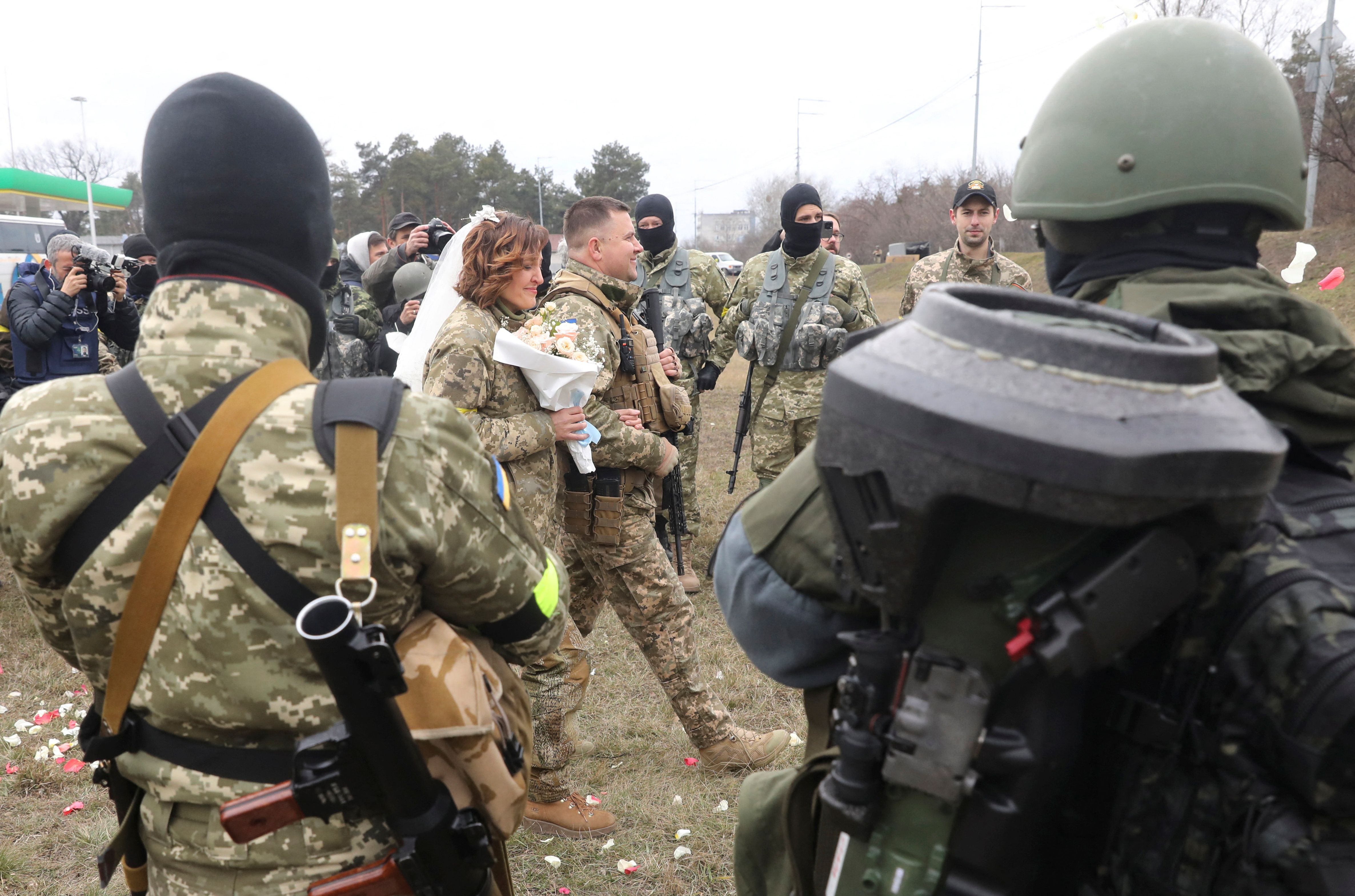 Los militares ucranianos armaron dos filas, entre las cuales pasaron los novios 