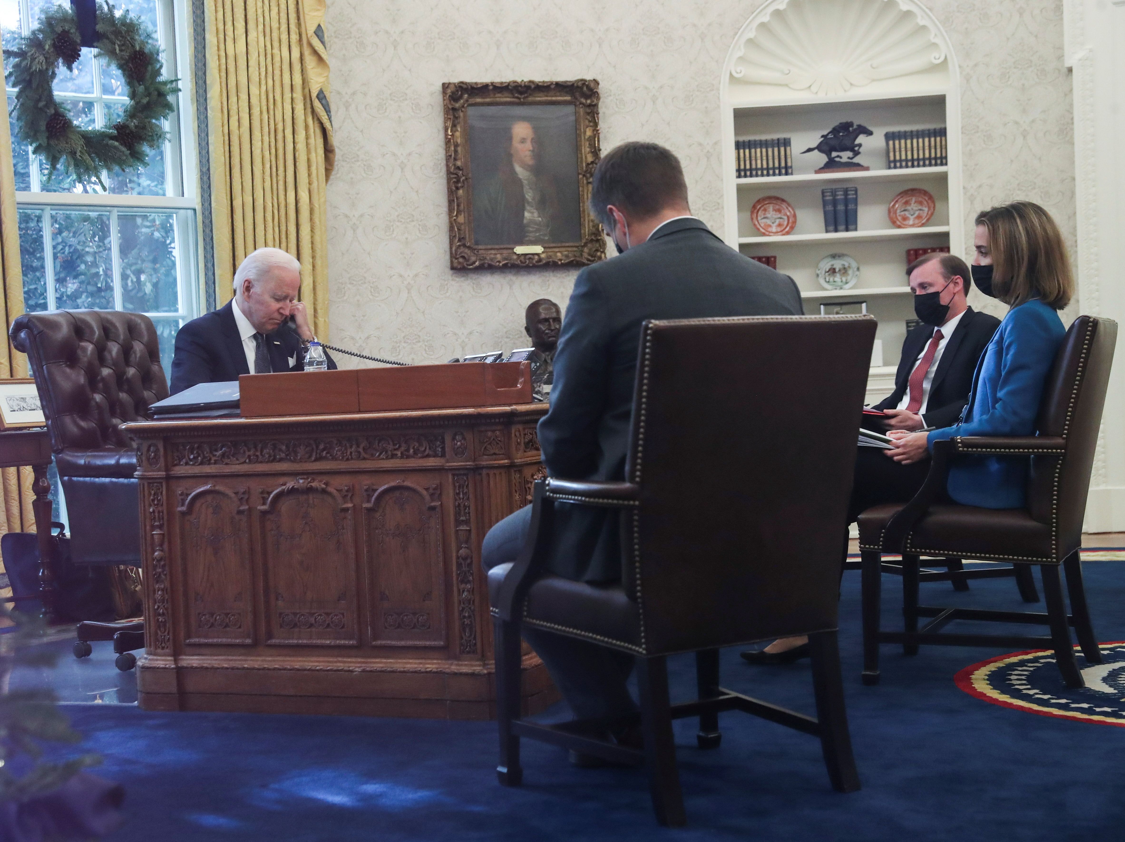 Foto de archivo: Joe Biden habla por teléfono con el presidente de Ucrania, Volodymyr Zelensky, en el Despacho Oval de la Casa Blanca el 9 de diciembre de 2021 (REUTERS/Leah Millis)