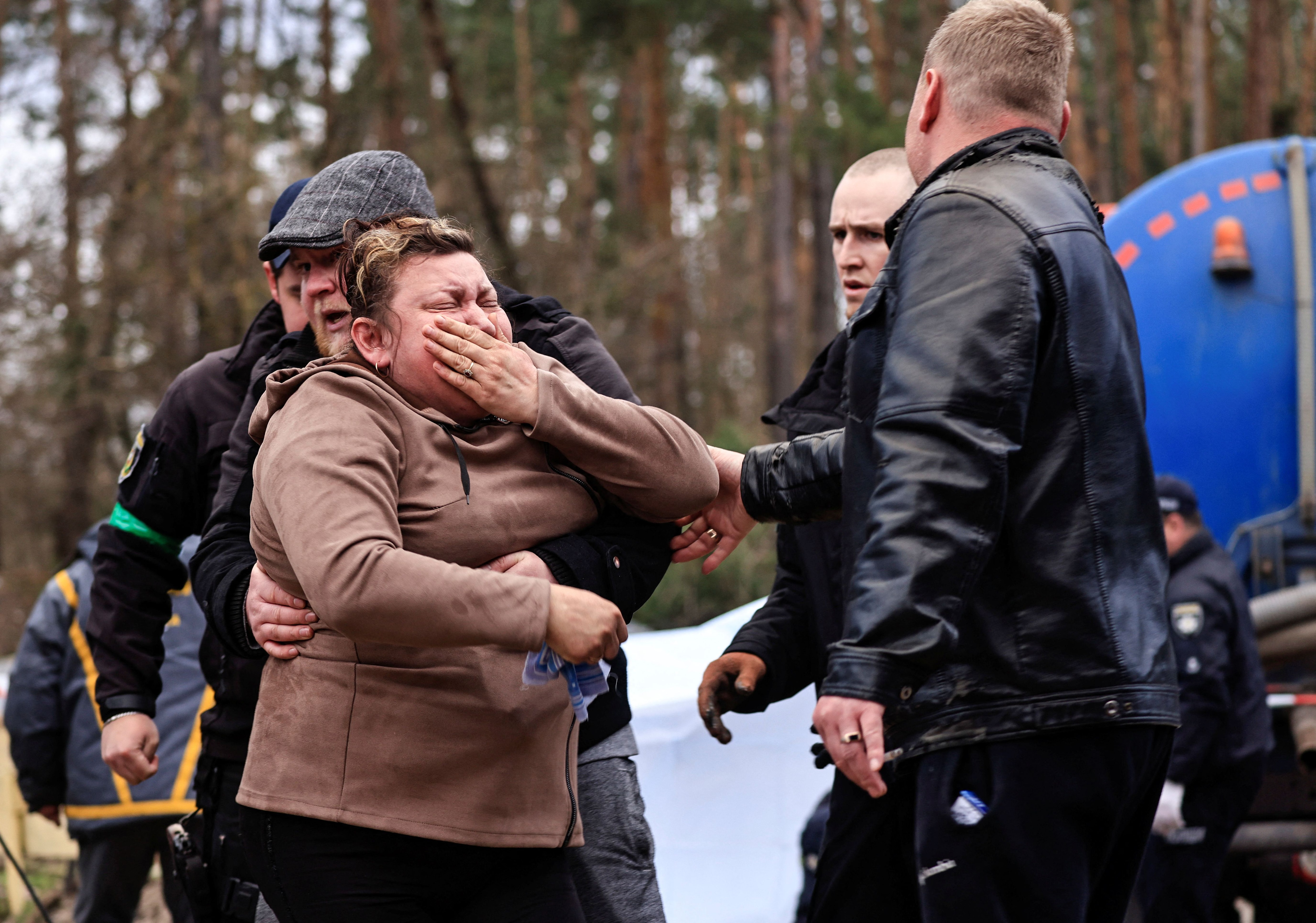 Una madre llora durante la exhumación del cuerpo de su hijo, en Buzova, Kiev (Reuters)