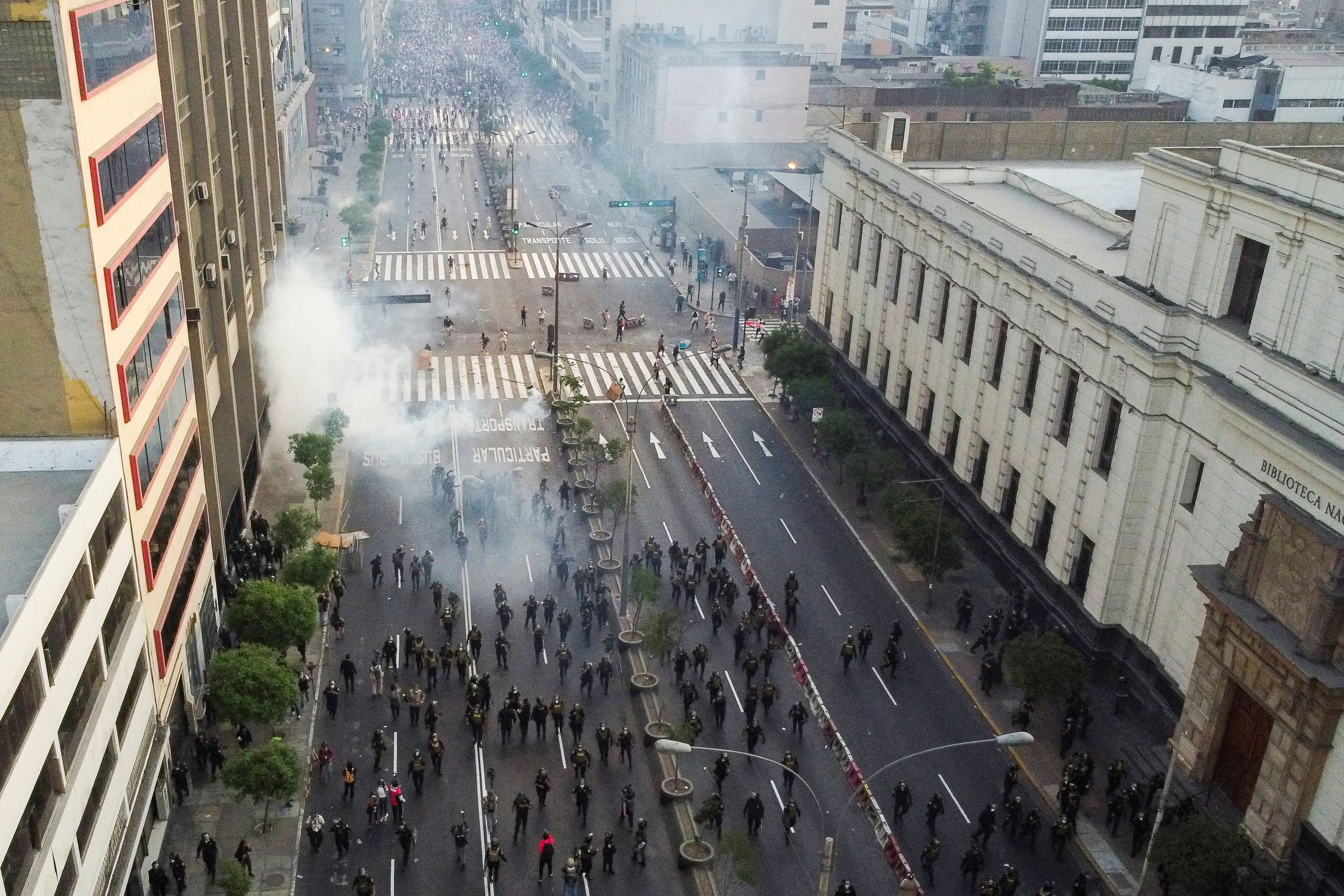 Demonstrators clash with police officers during a protest against Peru's President Pedro Castillo after he had issued a curfew mandate which was lifted following widespread defiance on the streets, as protests spiraled against rising fuel and fertilizer prices triggered by the Ukraine conflict, in Lima, Peru April 5, 2022. Picture taken with a drone. REUTERS/Angela Ponce