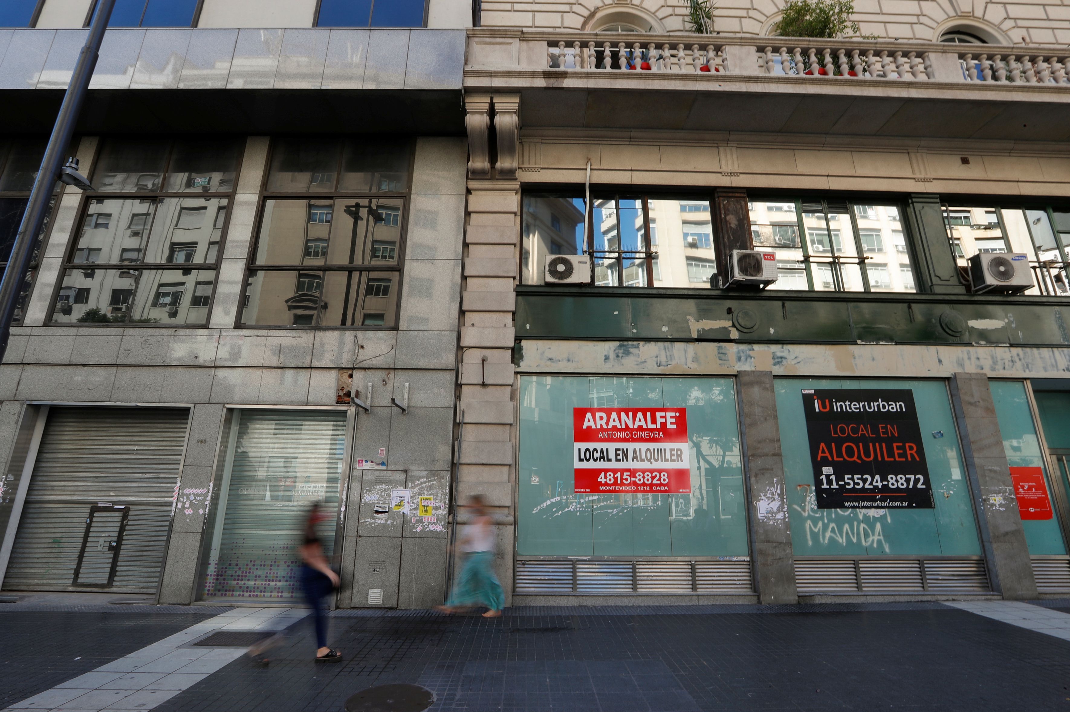 Entre marzo y abril, hubo menos locales vacíos en la ciudad ciudad de Buenos Aires. REUTERS/Agustin Marcarian