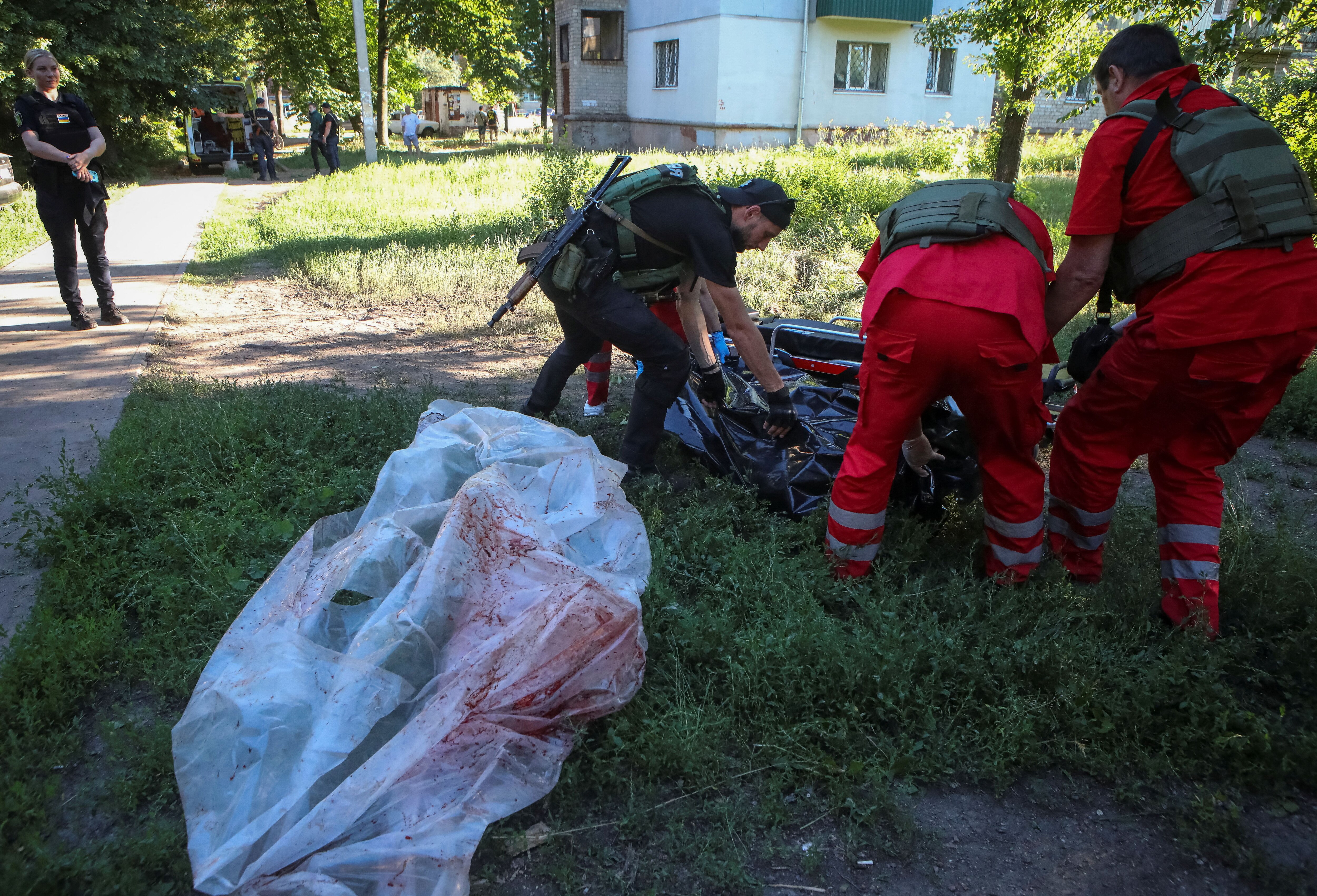 Equipos de rescate, levantan cadáveres tras bombardeos rusos en Kharkiv