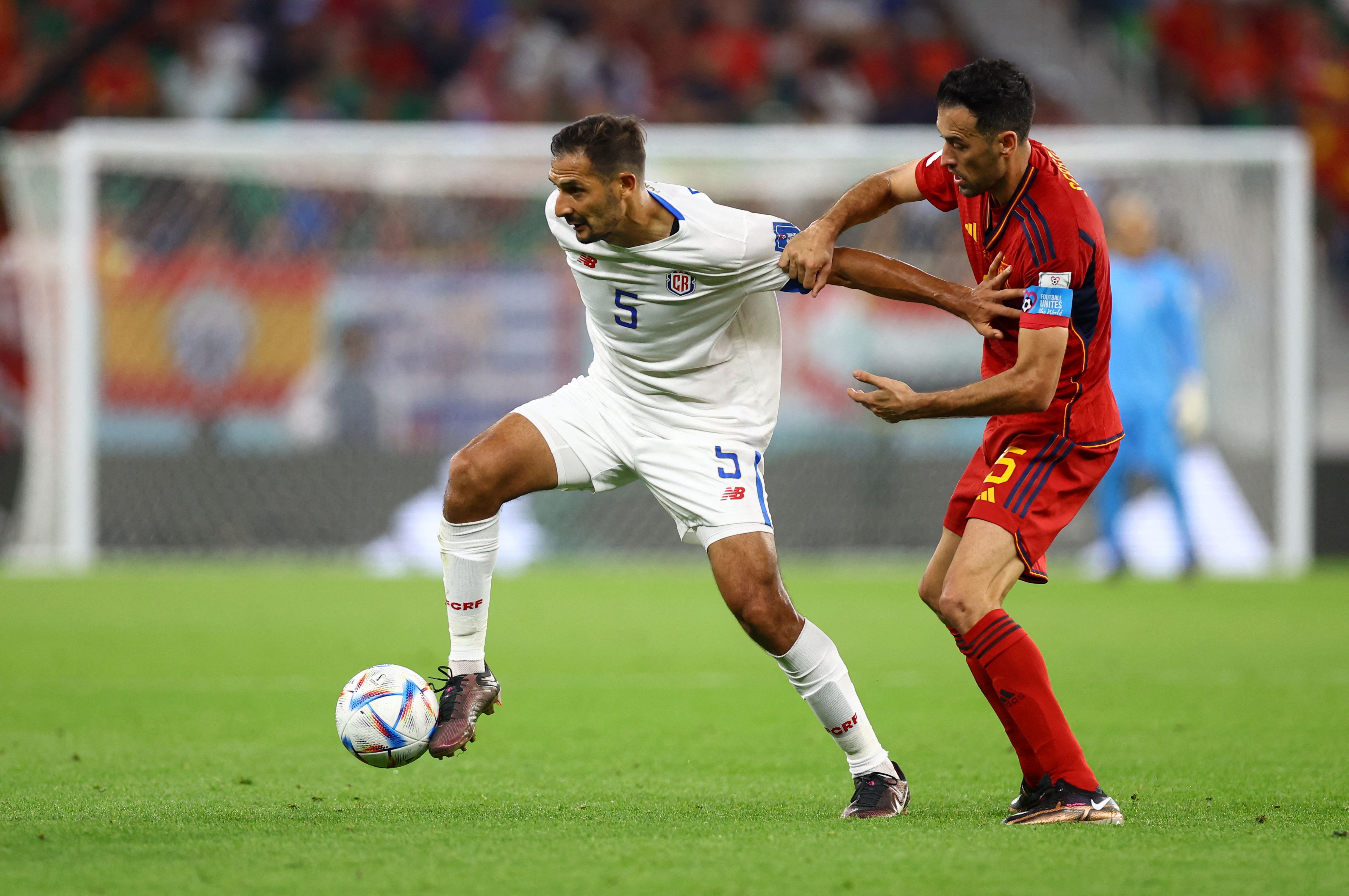 Celso Borges fue de los pocos jugadores de Costa Rica que mostró un rendimiento aceptable en el debut ante España (REUTERS/Hannah Mckay)