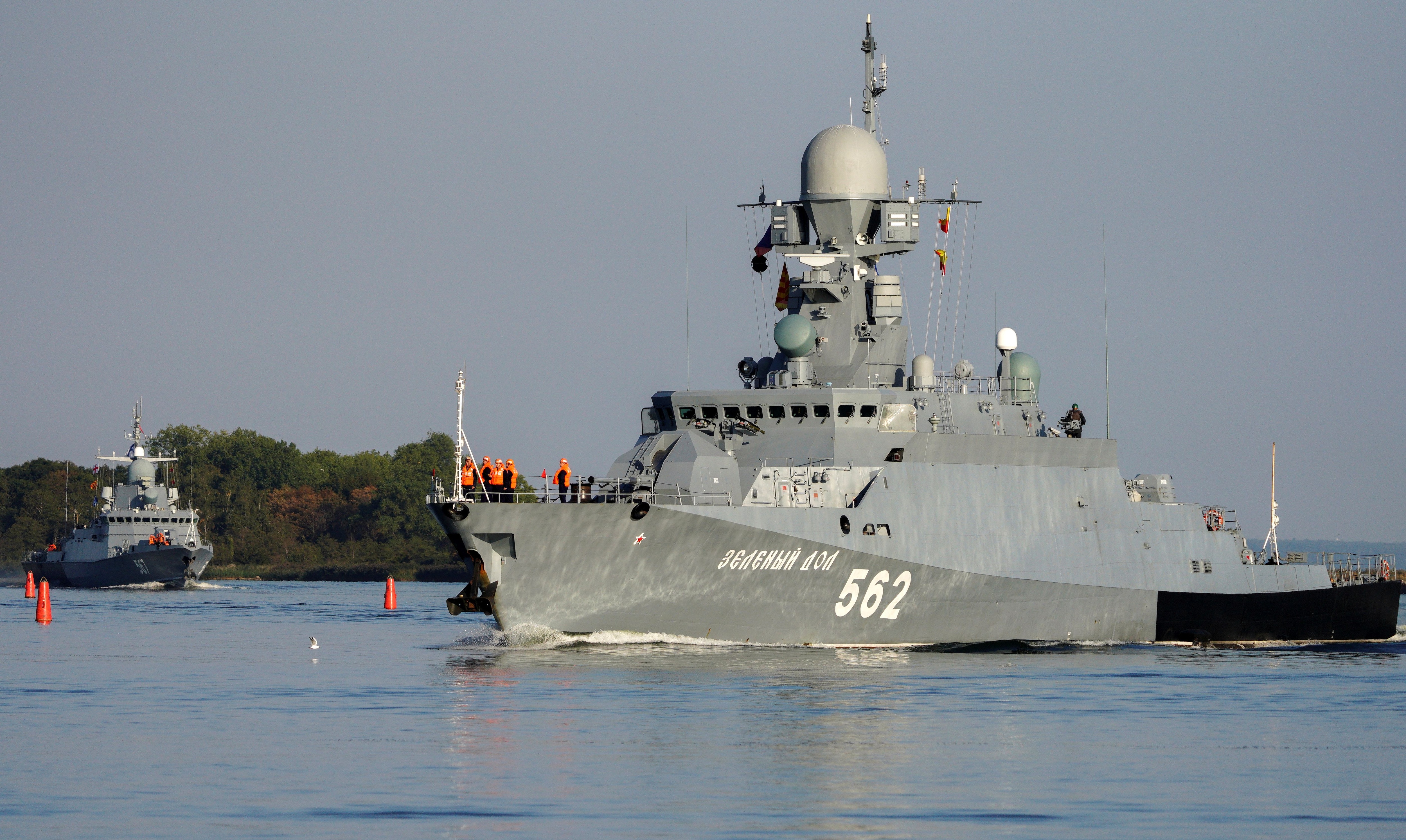 Los buques de guerra Zelenyi Dol y Mytishchi salen de un puerto durante los simulacros navales, organizados por las fuerzas de la Flota Báltica de la Armada rusa (REUTERS/Vitaly Nevar/Archivo)