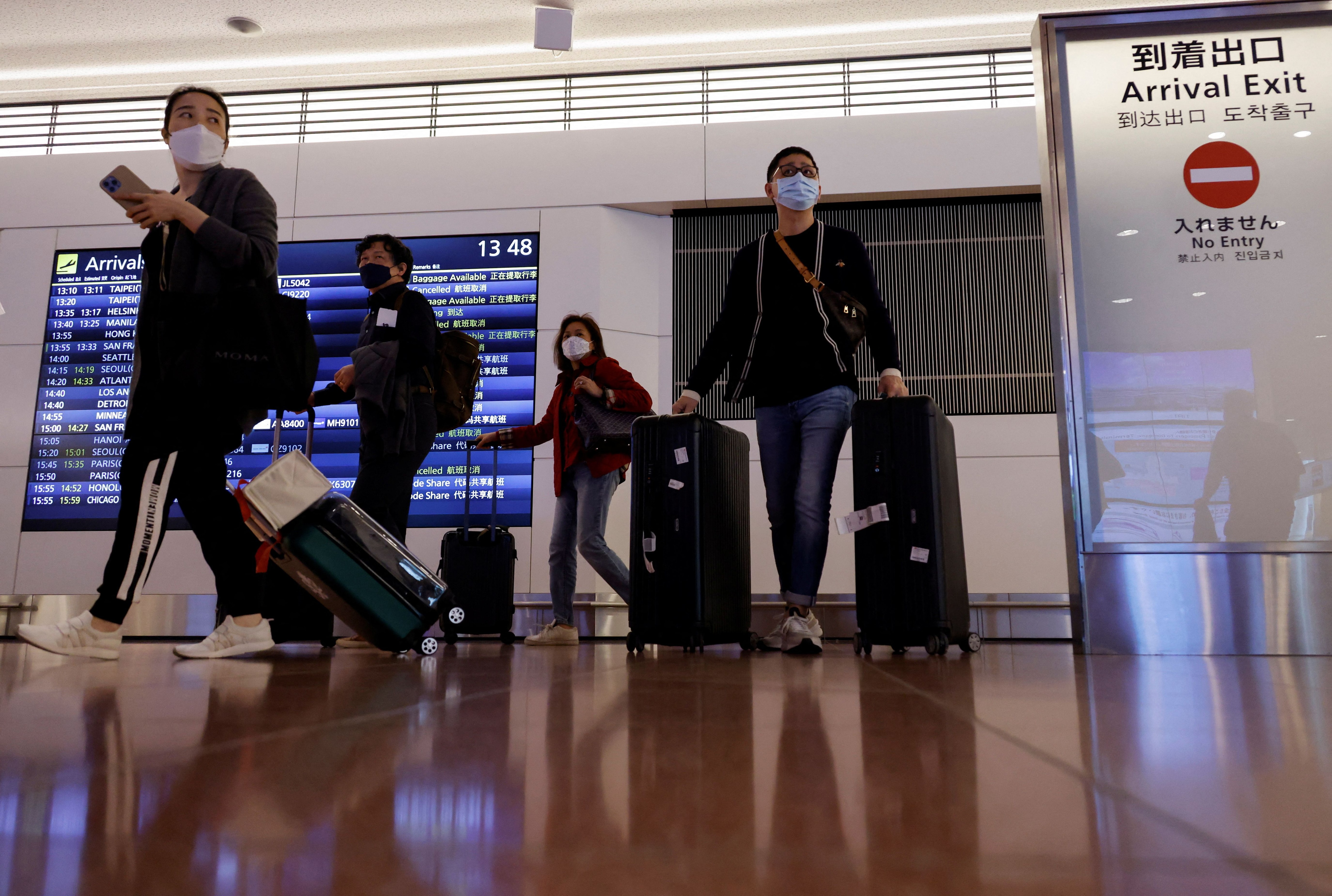 Pasajeros caminan a su llegada al Aeropuerto Internacional de Haneda, en Tokio, Japón 11 de octubre de 2022. REUTERS/Issei Kato/Archivo