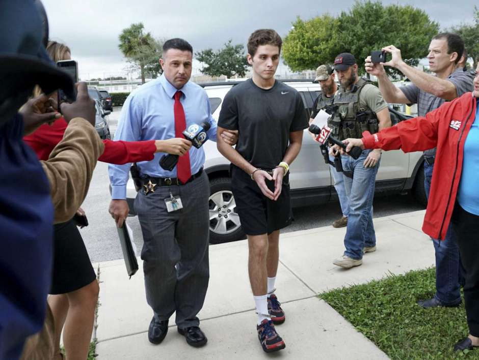 Austin Harrouff es transportado por detectives a la cárcel del condado de Martin desde el Hospital St. Mary's en Stuart, Florida. (Richard Graulich/Palm Beach Post via AP)