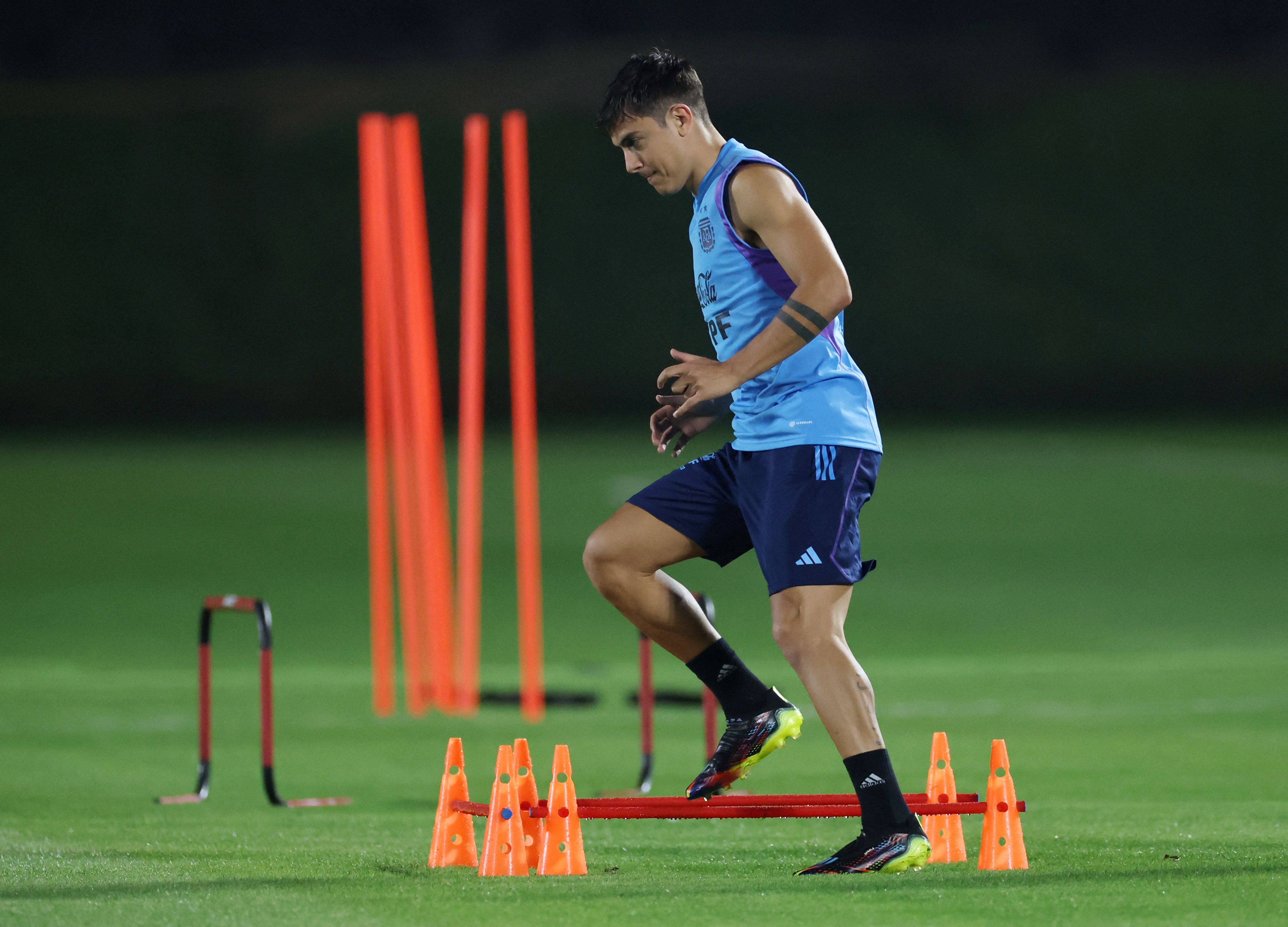 Dybala, en uno de los primeros entrenamientos de la Selección en Doha (REUTERS/Carl Recine)