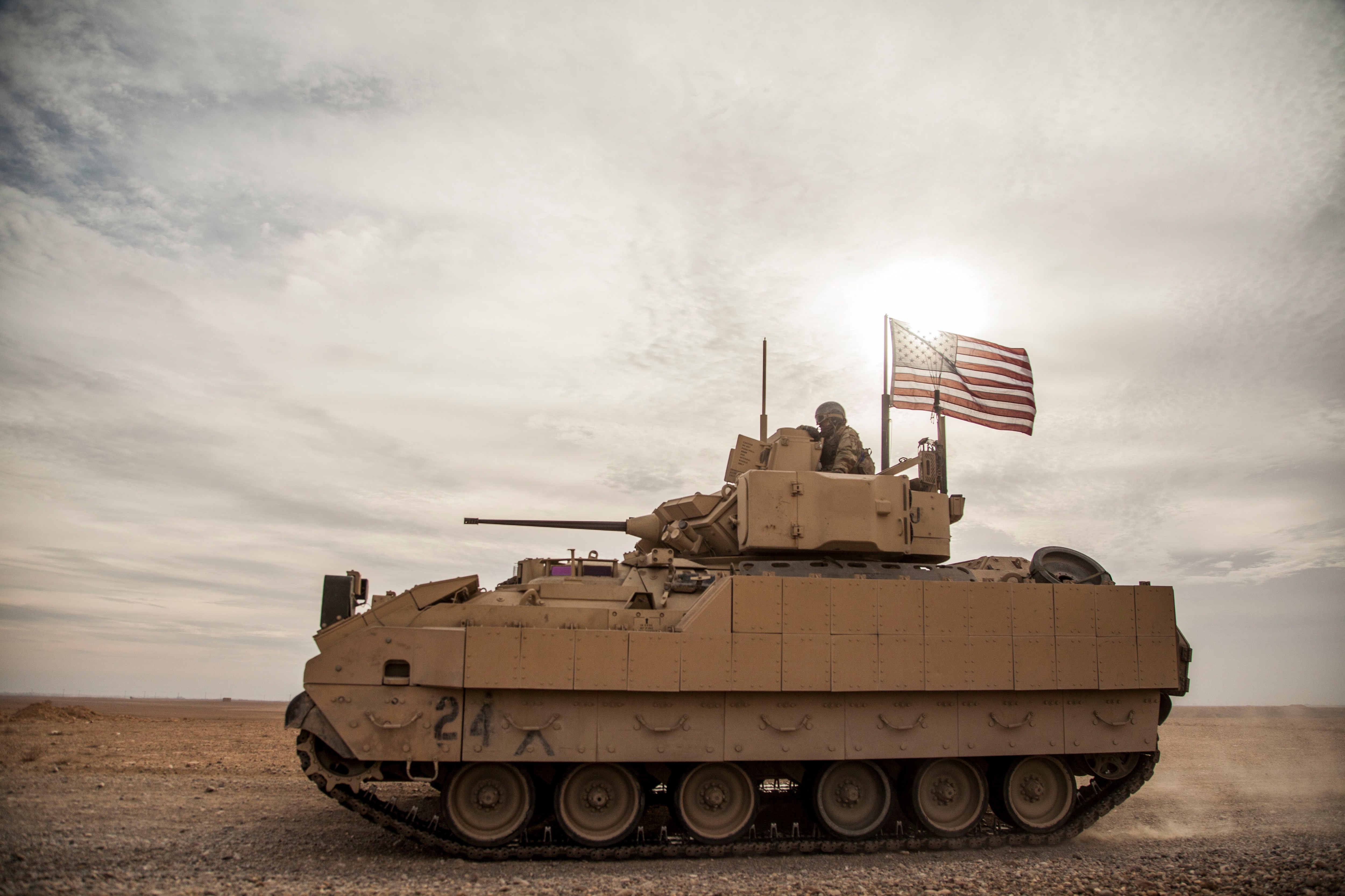 ARCHIVO - Soldados estadounidenses viajan en un vehículo de combate Bradley durante un ejercicio conjunto con las Fuerzas Democráticas Sirias, en Deir Ezzor, en el noreste de Siria, el 8 de diciembre de 2021. (AP Foto/Baderkhan Ahmad, archivo)
