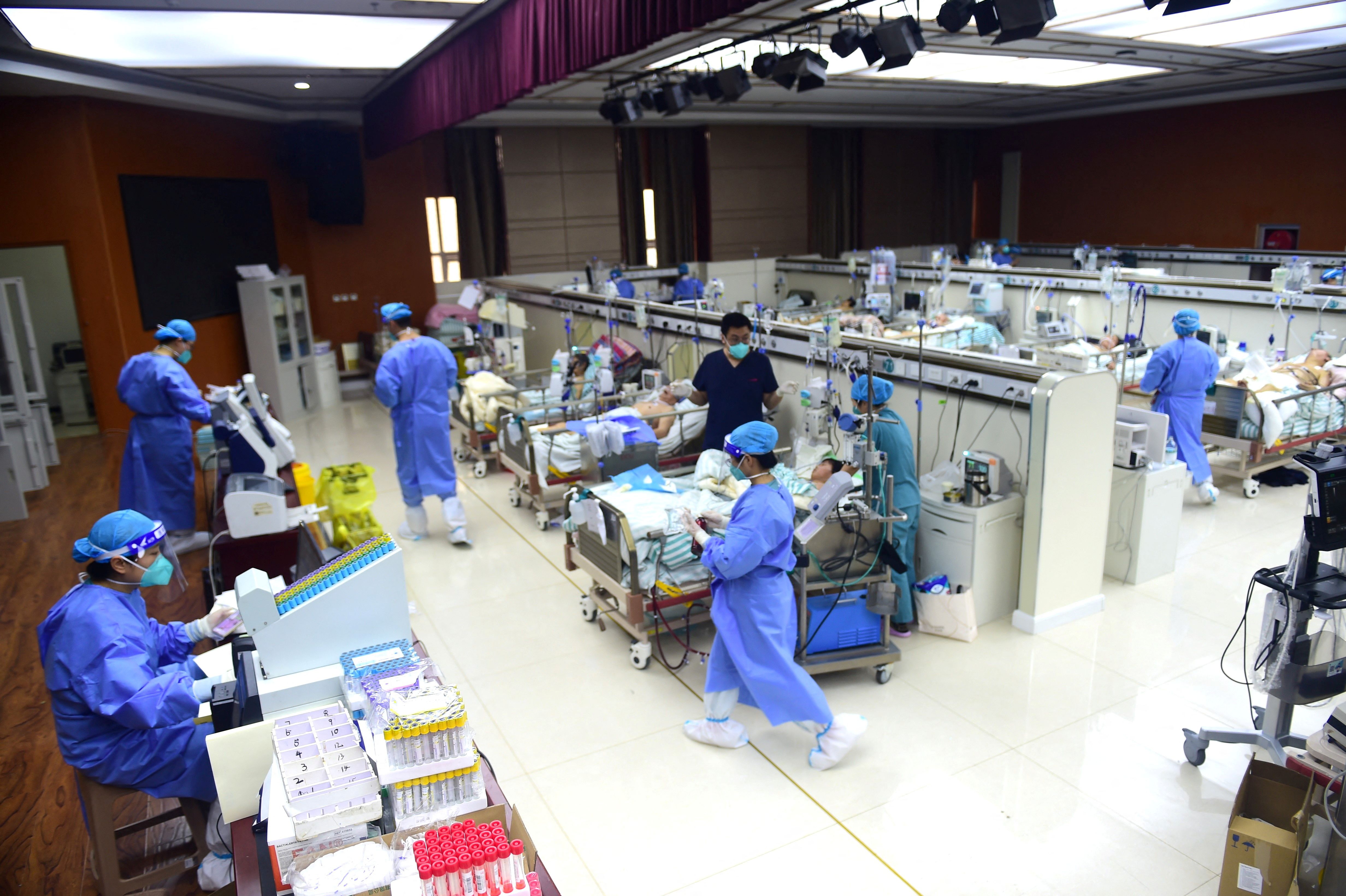 La OMS recibió información sobre la situación de casos y hospitalizaciones el sábado pasado tras una reunión con representantes del gobierno de China (China Daily via REUTERS)