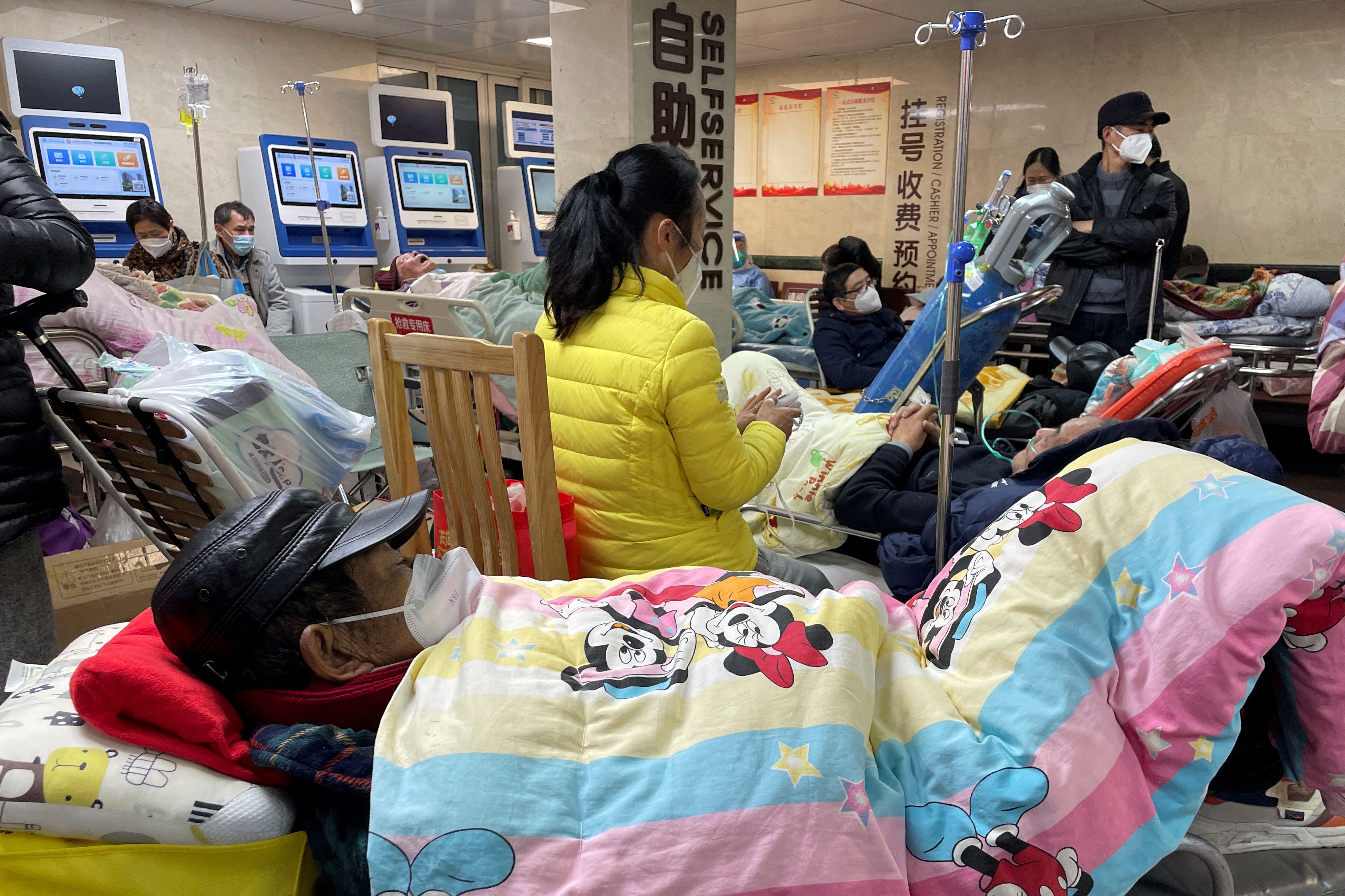 La ola de casos de COVID ya habría alcanzado su pico en diciembre pasado, según Shengjie Lai, modelador de enfermedades infecciosas de la Universidad de Southampton, Reino Unido (REUTERS/Staff)
