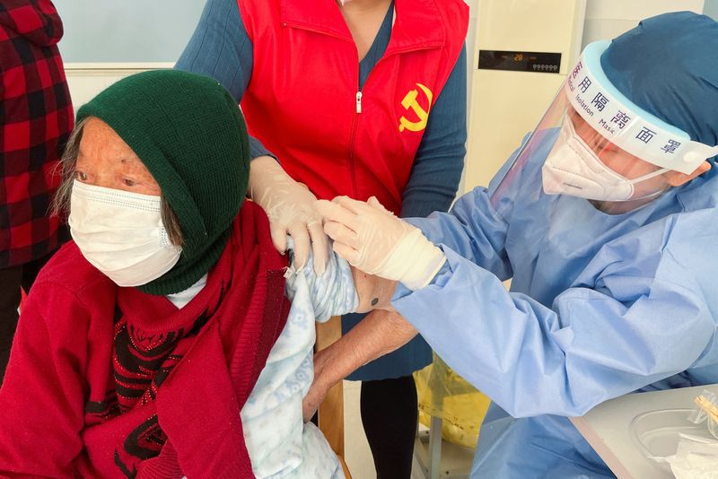 A finales de noviembre el 86% de los mayores de 60 años y el 66% de los mayores de 80 en China se habían vacunado completamente (REUTERS/Brenda Goh)