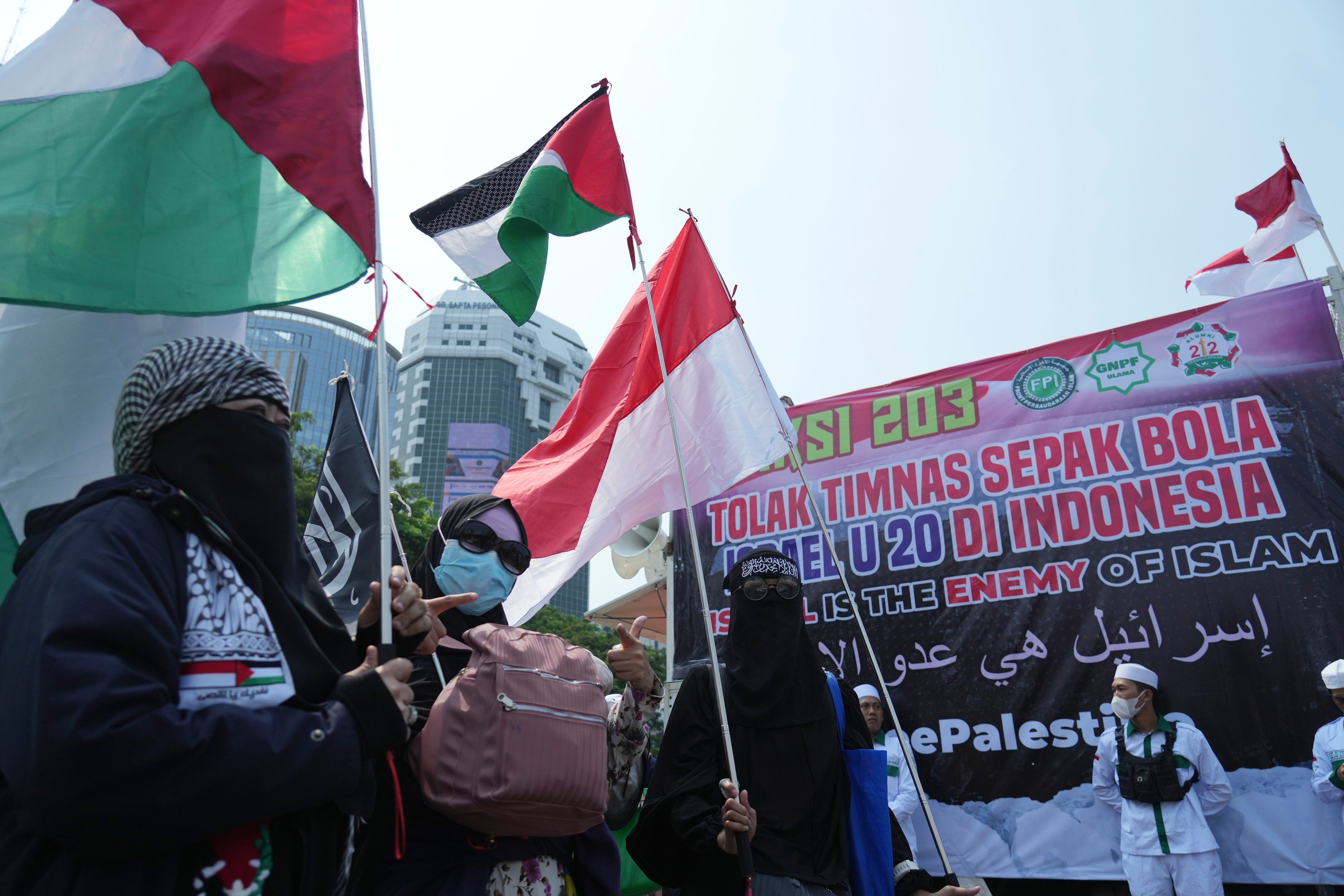 En foto del lunes 20 de marzo del 2023, manifestantes con la bandera de palestina marchan en Jakarta, Indonesia. El domingo 26 de marzo del 2023, la FIFA pospone el sorteo al Mundial Sub-20 debido a que Indonesia se opone a la participación de Israel, país con el que no tiene relaciones diplomáticas.(AP Foto/Achmad Ibrahim)