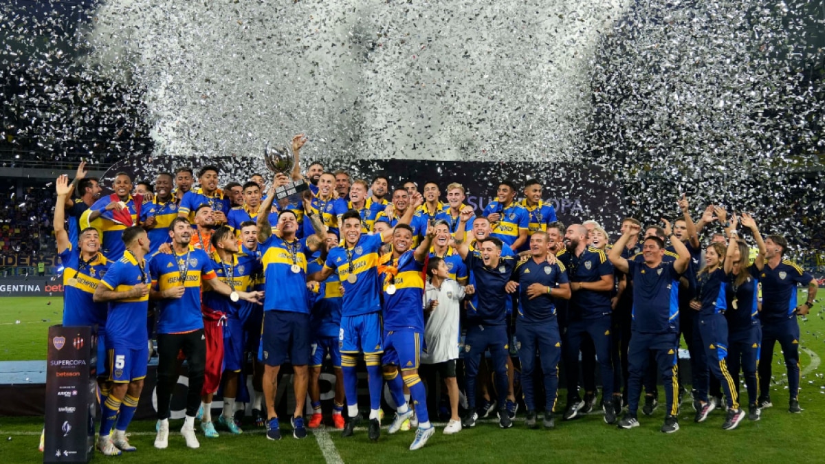 Los colombianos Frank Fabra y Sebastián Villa se coronaron campeones de la Supercopa Argentina tras vencer 3-0 a Patronato. @BocaJrsOficial/Twitter.