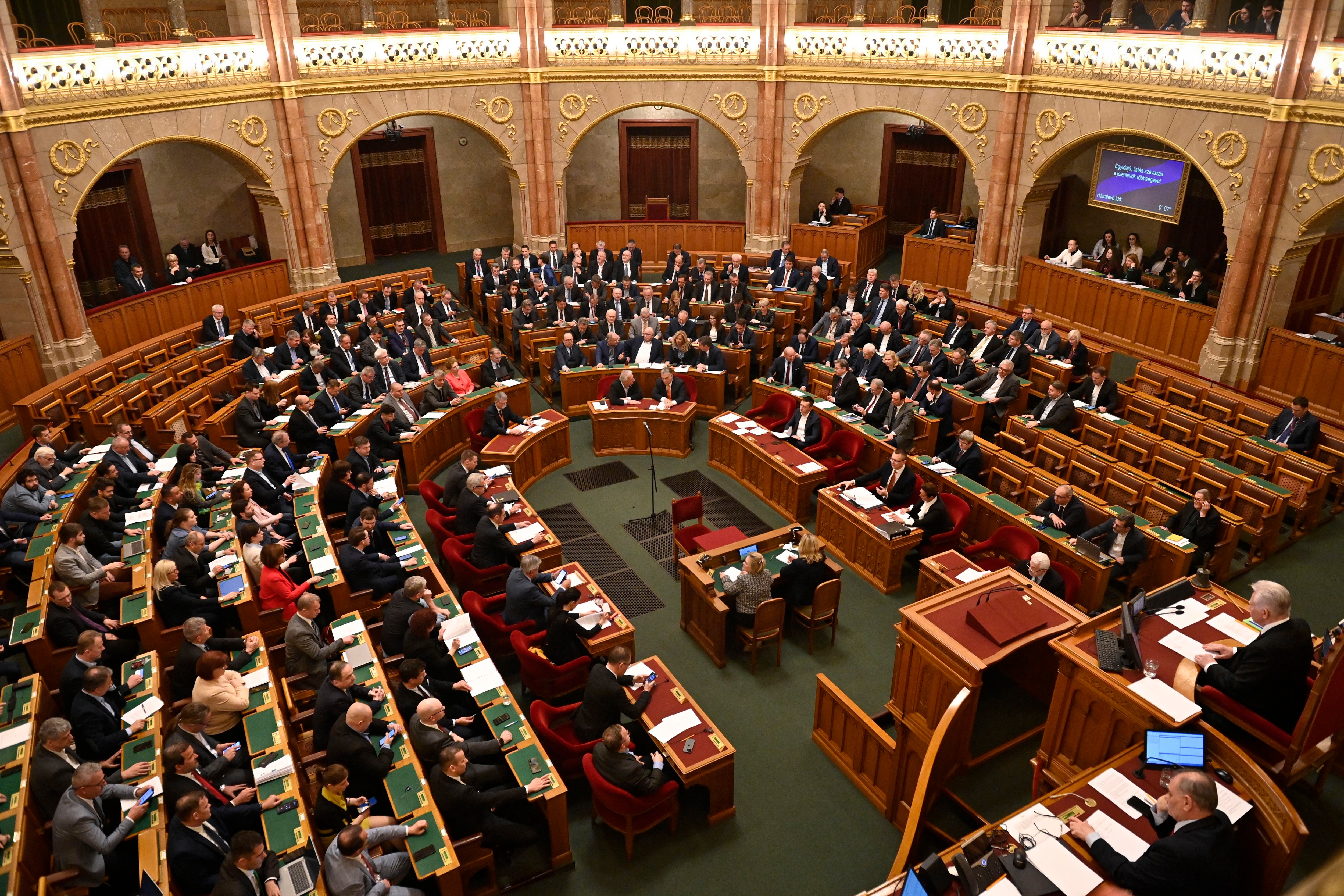 El primer ministro de Hungría, Viktor Orban, el viceprimer ministro Zsolt Semjen (al centro) se unen a los legisladores del Parlamento húngaro para votar sobre la candidatura de Finlandia para entrar a la OTAN, el lunes 27 de marzo de 2023 en Budapest, Hungría. (AP Foto/Denes Erdos)