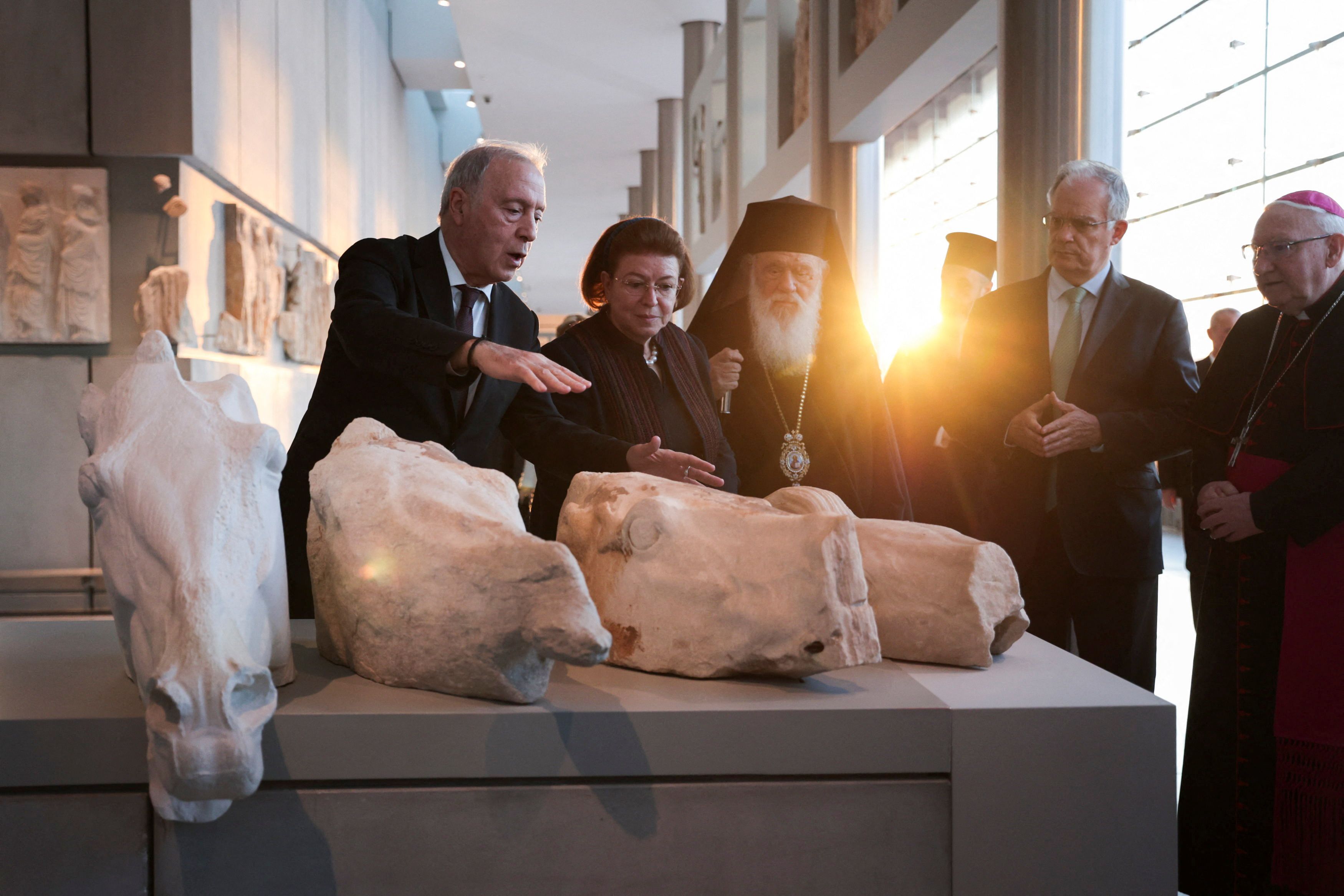 Entre las piezas se encuentra la cabeza de uno de los caballos que tiraba del carro mítico de Atenea (REUTERS)
