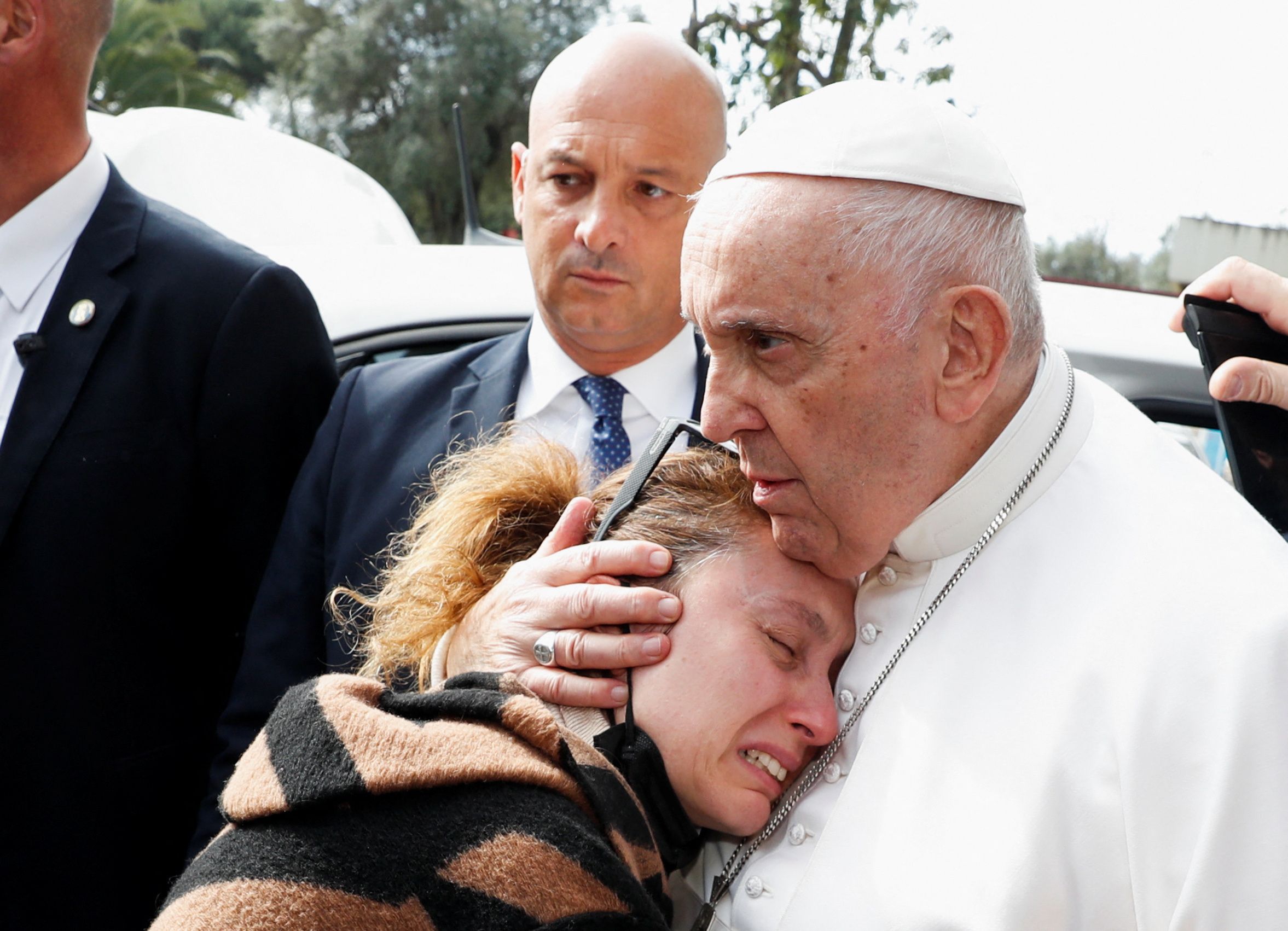 Serena Subania abraza al papa Francisco mientras su marido, Matteo Rugghia, llora tras perder a su hija Angélica, de cinco años, ayer en el hospital Gemelli, mientras el papa abandona el hospital Gemelli de Roma en Roma, Italia, 1 de abril de 2023. REUTERS/Remo Casilli