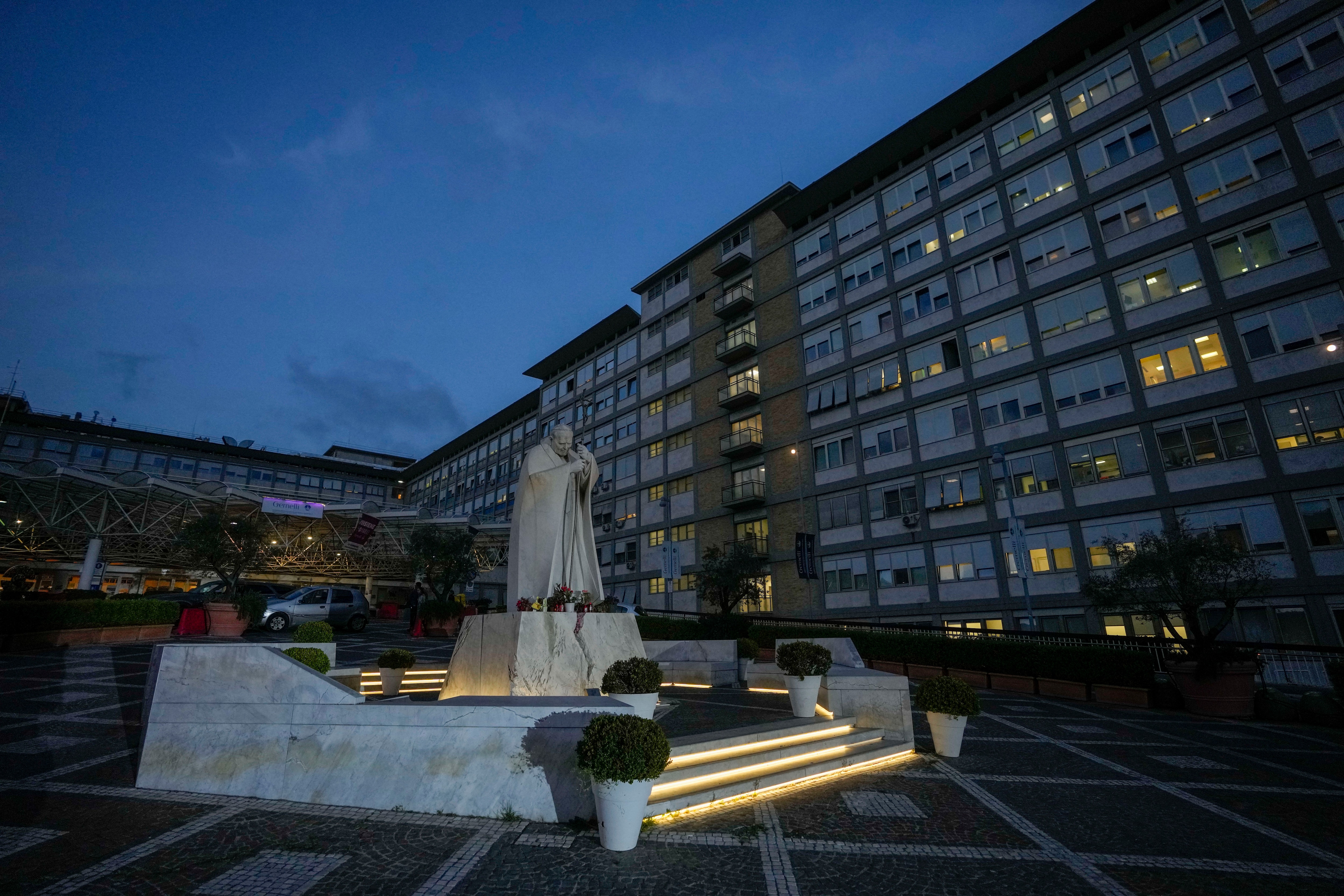 Una estatua del fallecido papa Juan Pablo II frente a las habitaciones del hospital generalmente utilizadas cuando un papa es hospitalizado en el Hospital Gemelli, de Roma, el viernes 31 de marzo de 2023. (AP Foto/Andrew Medichini)
