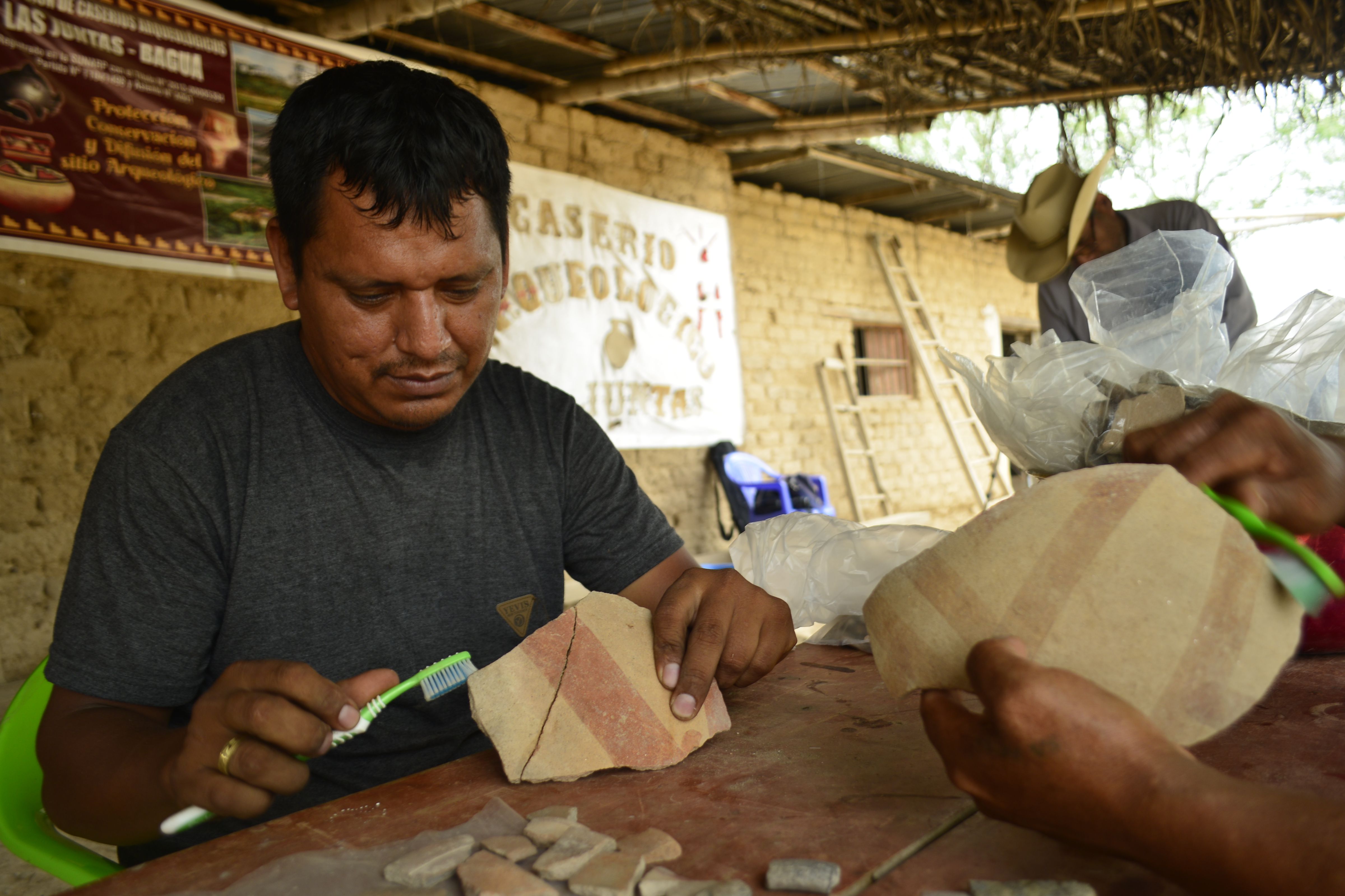 Los miles de fragmentos de cerámica son limpiados con mucha diligencia. Foto: Guido Sánchez Santur.