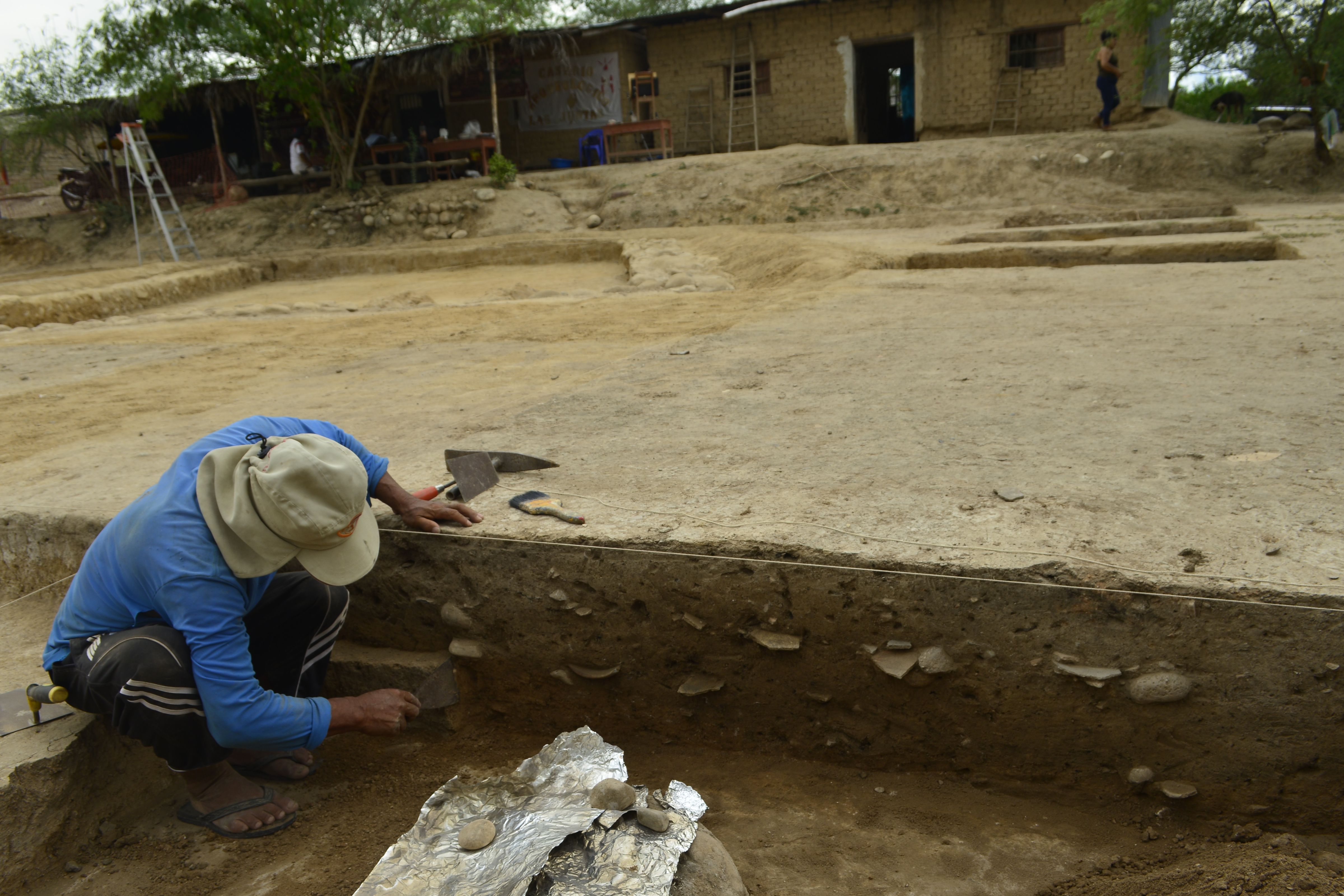 Poblador Narciso Moya dejó el huaqueo y ahora conoce las técnicas de excavación y conservación de su patrimonio. Foto: Guido Sánchez Santur.