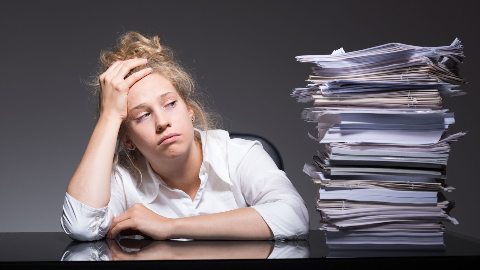 La persona con burnout siente de manera constante un gran cansancio, no solo físico sino también emocional. (Istock)