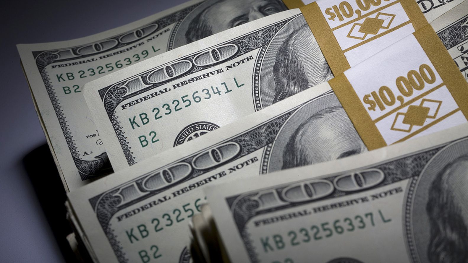 El dólar "blue" gana 42,2% en lo que va del año.