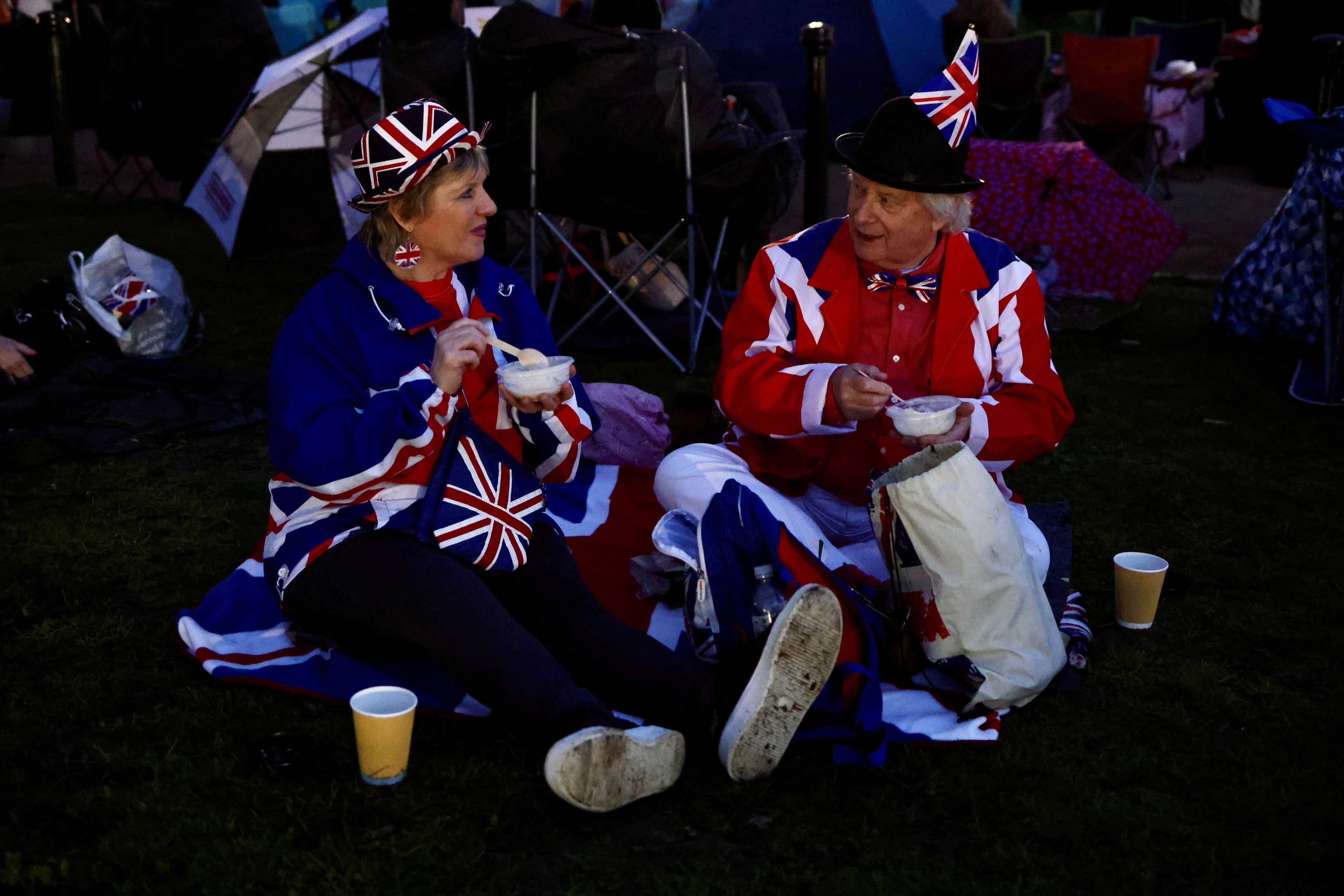 "Es muy emocionante, ninguno de nosotros vivió una coronación", dijo a la AFP Karen Chamberlain, de 57 años, empleada de una organización benéfica, que viajó con su familia desde Birmingham, en el centro de Inglaterra". (REUTERS)