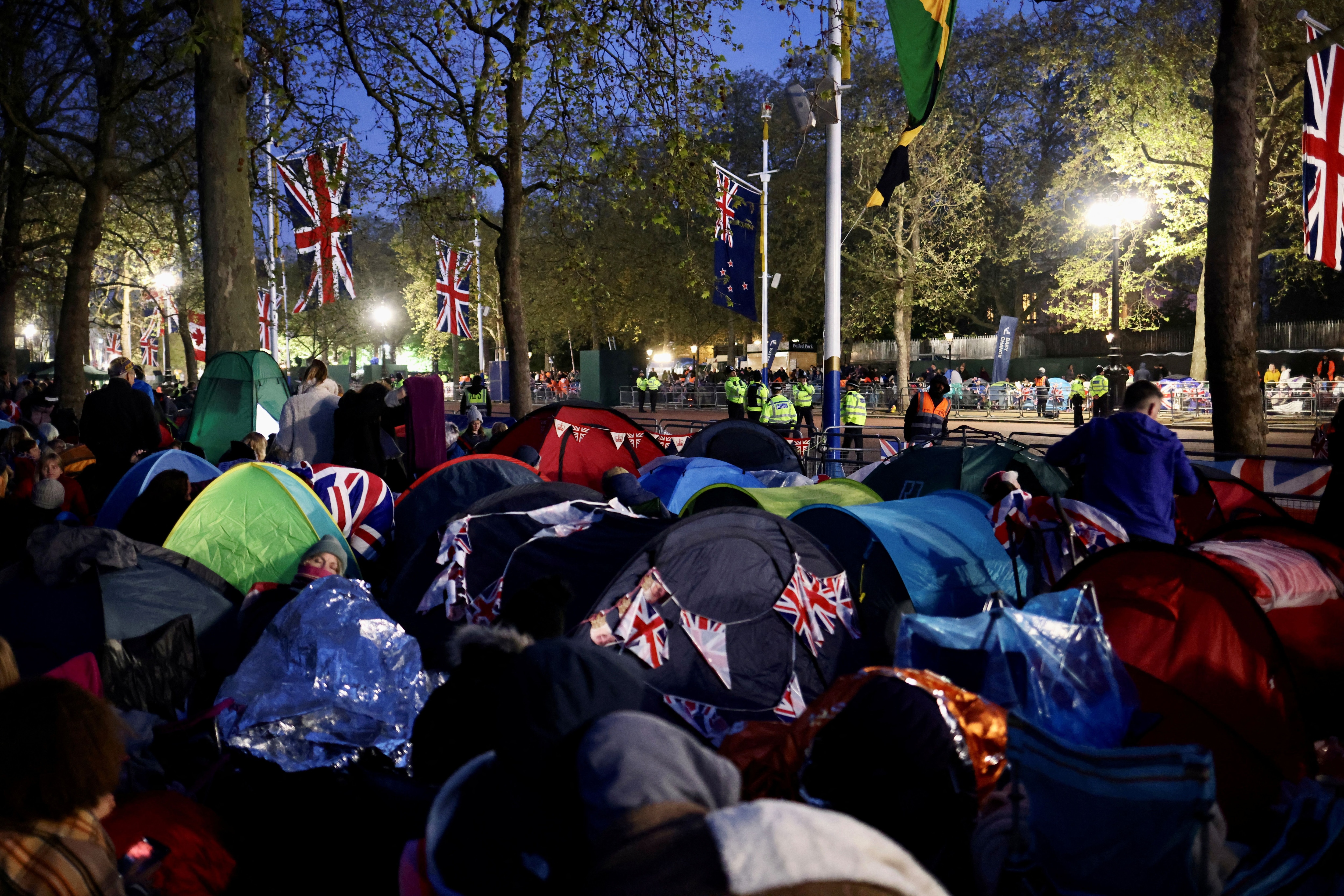 A partir de las 09:20, el rey, de 74 años, y la reina, de 75, desfilarán por The Mall, en una moderna carroza desde el Palacio de Buckingham hasta la cercana Abadía de Westminster, un lugar clave en la historia de la monarquía británica. (REUTERS)