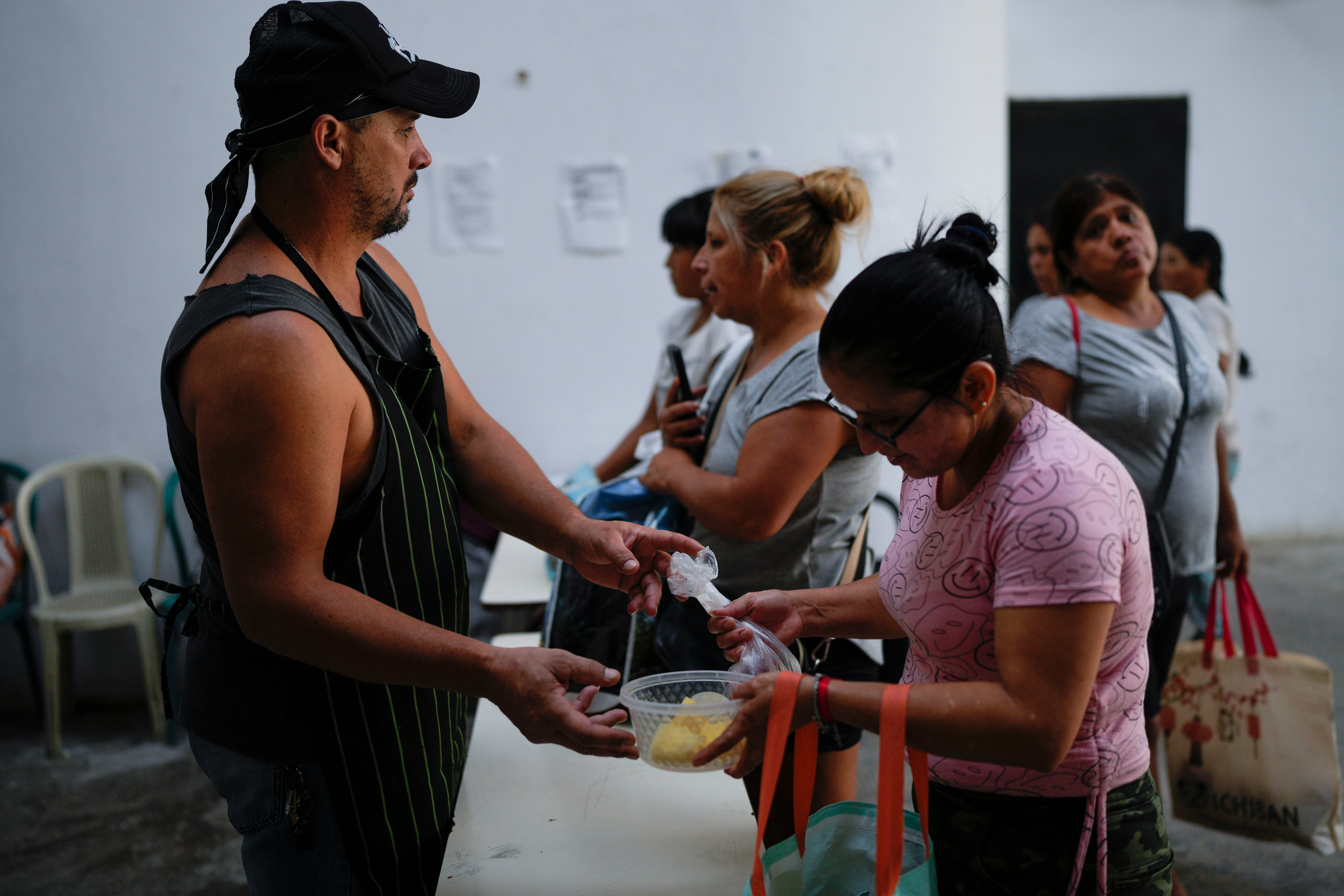 "Se pretende la atención inmediata del hambre en la Argentina, impulsando acciones que, de forma urgente, atiendan la situación de inseguridad y soberanía alimentaria en la que se encuentra un importante sector de la población”, reconoce la ministra de Desarrollo Social en su resolución (AP Foto/Natacha Pisarenko)