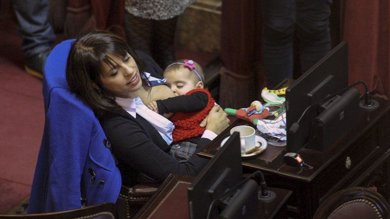 Ser madre y ser política, y cómo articular las dos tareas: uno de los temas a los que se refirió Donda en conversación con Marinone. (Télam)